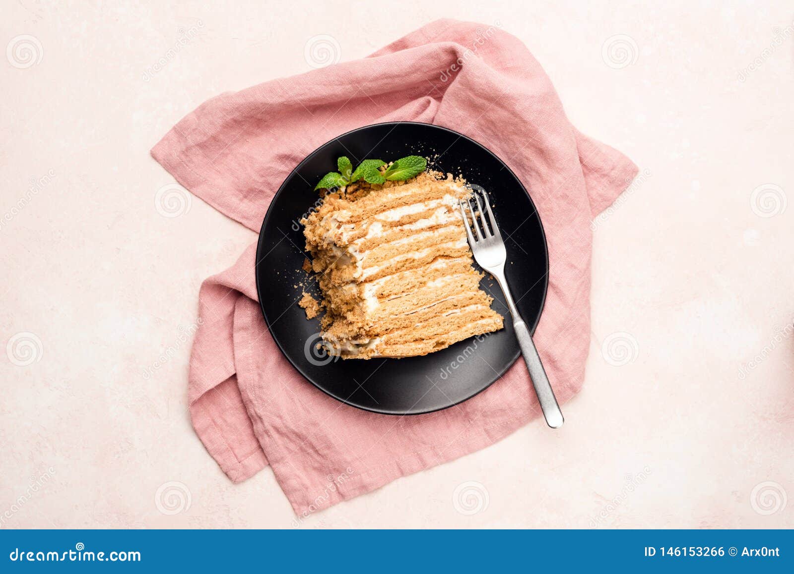Gateau De Couche Avec De La Creme De Patisserie Sur Un Fond Rose Photo Stock Image Du Morceau Miel Gateau De Couche Avec De La Creme De Patisserie Sur Un Fond Rose Photo Stock Image Du Morceau Miel