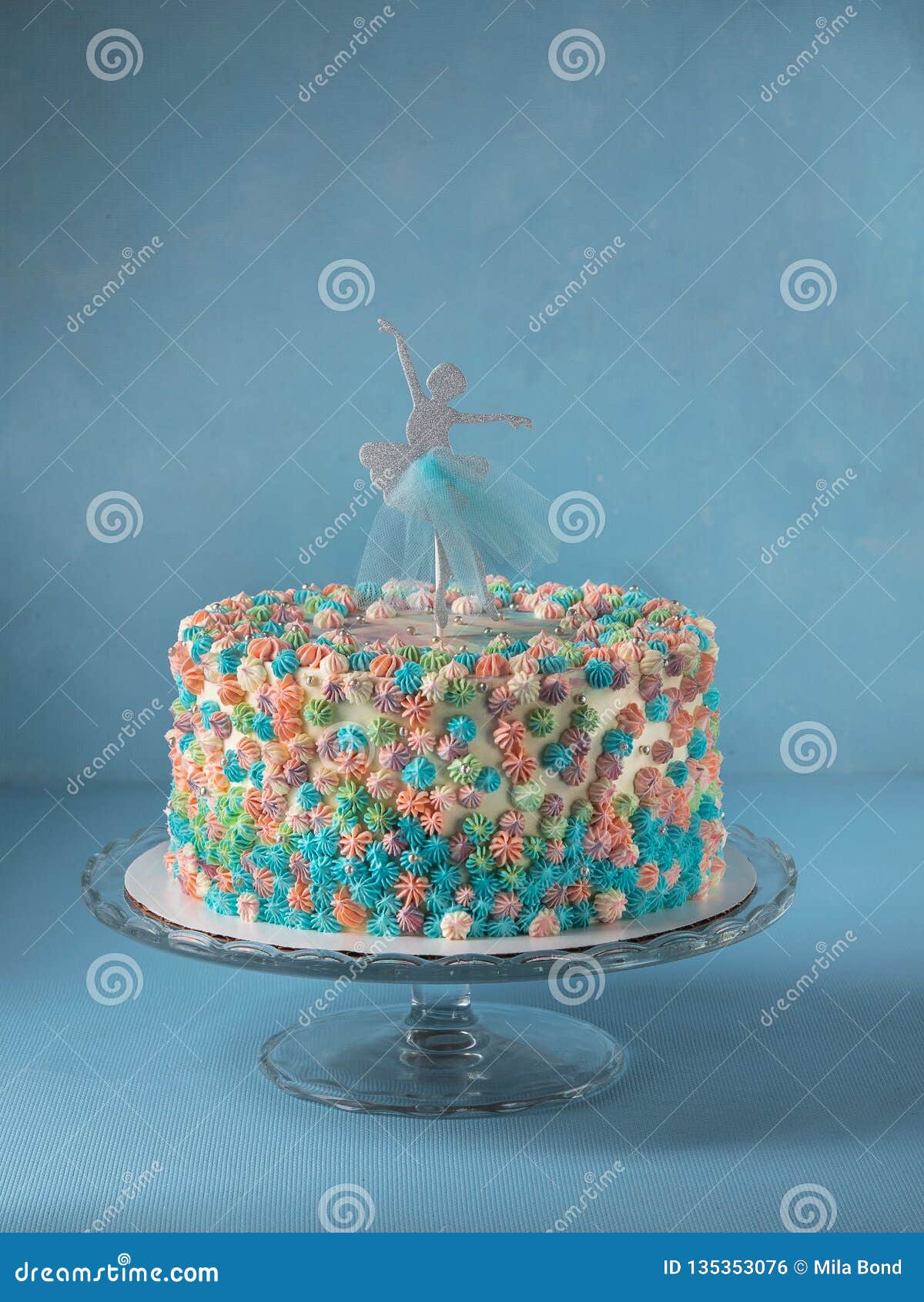 Gateau De Couche D Anniversaire Decore Du Haut De Forme De Gateau De Ballerine Sur Le Fond De Bleu De Ciel Avec L Espace De Copie Photo Stock Image Du Ballerine Fond Gateau De Couche D Anniversaire Decore Du Haut De Forme De Gateau De Ballerine Sur Le Fond De Bleu De Ciel Avec L Espace De Copie Photo Stock Image Du Ballerine Fond