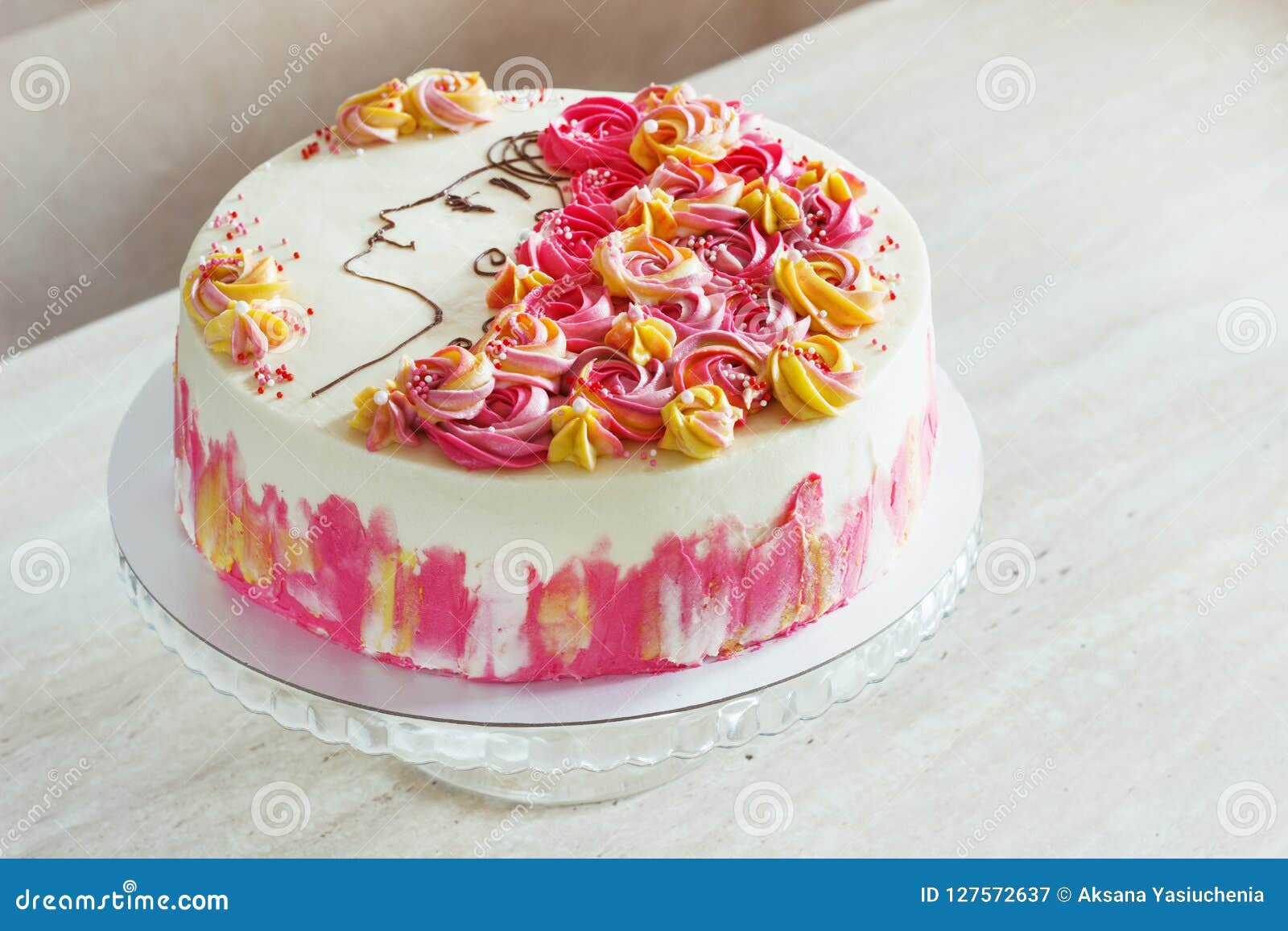 Gateau De Fete Avec Les Fleurs Cremes Et Un Visage De Fille Sur Un Fond Clair Image Stock Image Du Frais Nourriture Gateau De Fete Avec Les Fleurs Cremes Et Un Visage De Fille Sur Un Fond Clair Image Stock Image Du Frais Nourriture