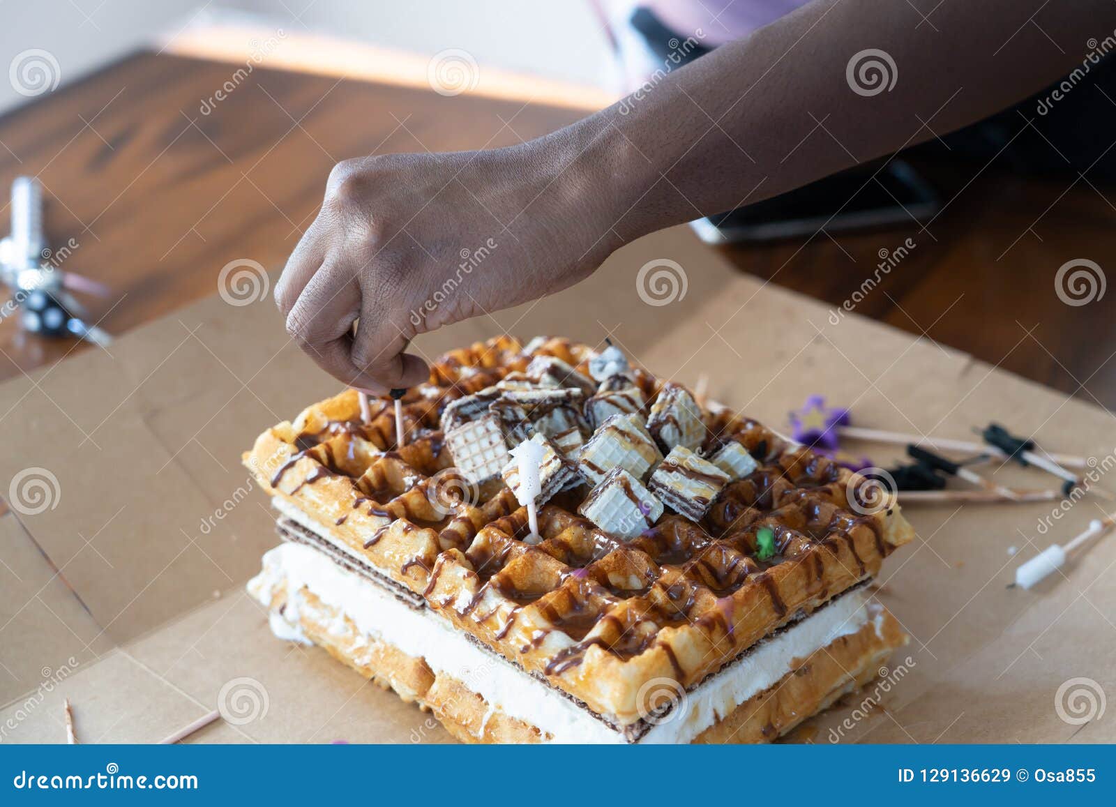 Gateau De Gaufre Avec Du Chocolat Et Le Miel Sur Le Gateau D Anniversaire Image Stock Image Du Patisserie Doux