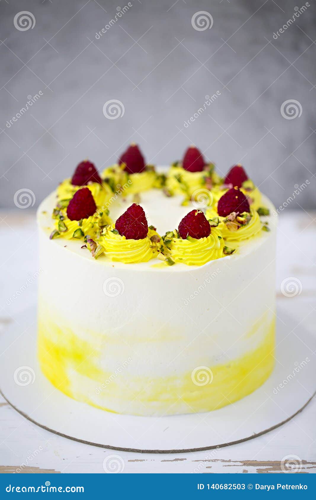 Gateau De Joyeux Anniversaire Avec Le Mascarpone Decore De La Framboise Pistache Sur Le Support De Gateau Image Stock Image Du Joyeux Mascarpone Gateau De Joyeux Anniversaire Avec Le Mascarpone Decore De La Framboise Pistache Sur Le Support De Gateau Image Stock Image Du Joyeux Mascarpone