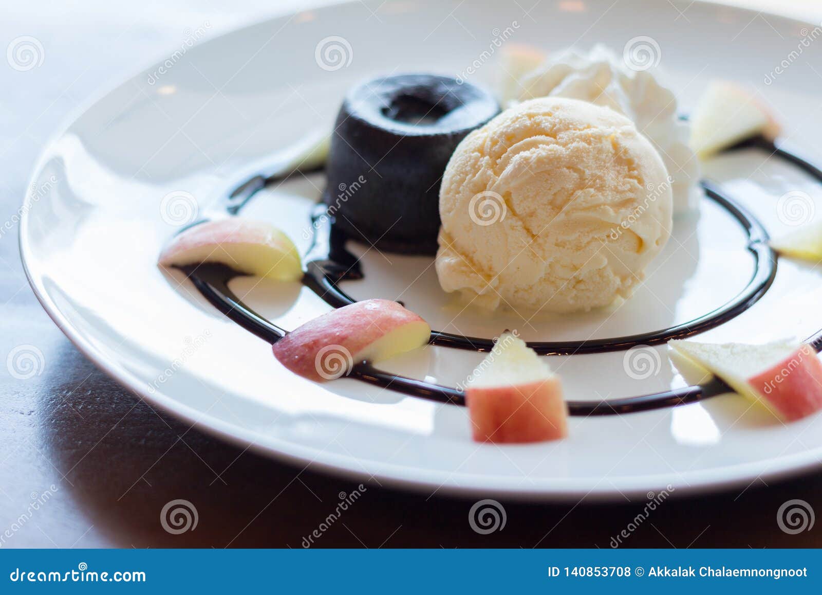 Gateau De Lave De Chocolat Chaud Avec La Boule De Glace A La Vanille Photo Stock Image Du Glace Cacao Gateau De Lave De Chocolat Chaud Avec La Boule De Glace A La Vanille Photo Stock Image Du Glace Cacao
