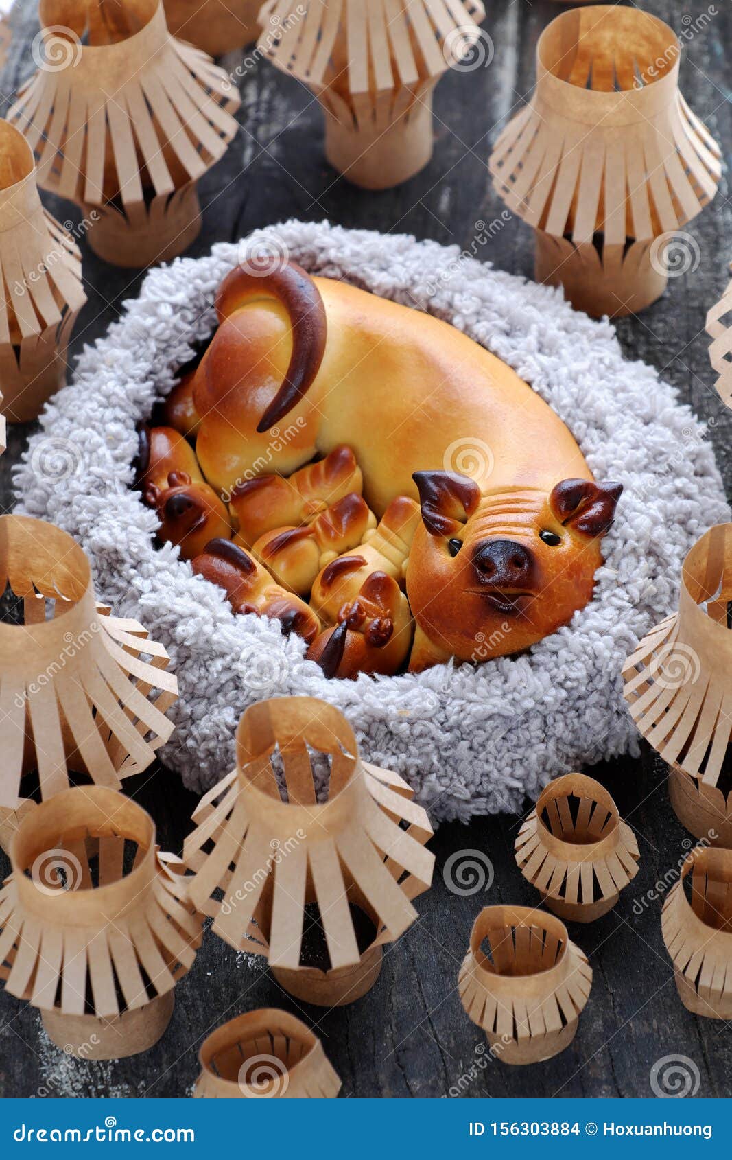 Gateau De Lune Avec Cochon Et Porcelets De La Mere En Panier Lanternes En Papier Photo Stock Image Du Lanterne Fete Gateau De Lune Avec Cochon Et Porcelets De La Mere En Panier Lanternes En Papier Photo Stock Image Du Lanterne Fete