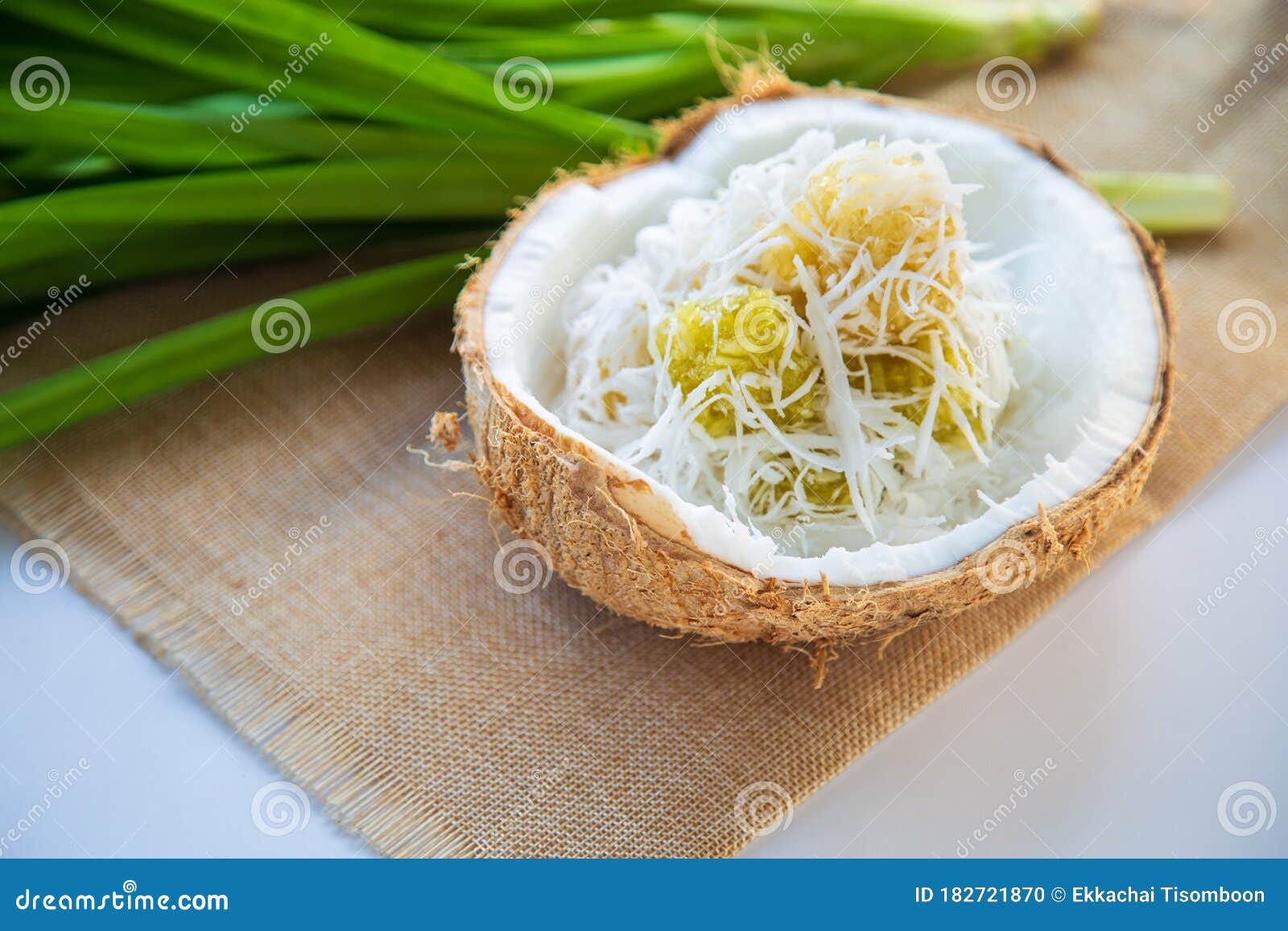 Gateau De Manioc Cuit A La Vapeur Par Dessert Thai Avec La Noix De Coco Fraiches Dans La Coquille De Noix De Coco Avec Le Fond Flo Photo Stock Image Du Gateau De Manioc Cuit A La Vapeur Par Dessert Thai Avec La Noix De Coco Fraiches Dans La Coquille De Noix De Coco Avec Le Fond Flo Photo Stock Image Du
