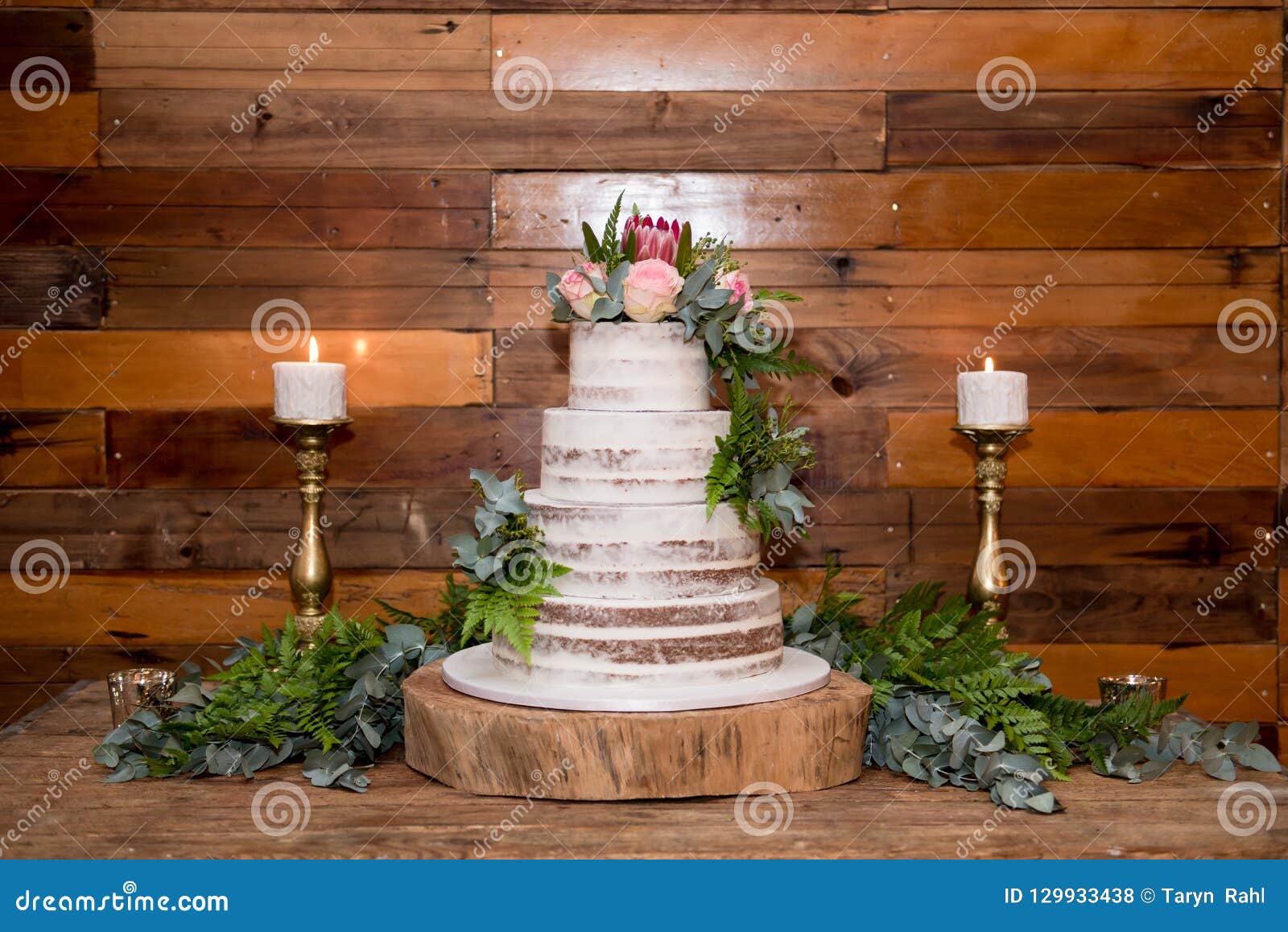 Gateau De Mariage Avec Des Fleurs Et Des Bougies Photo Stock Image Du Wooden Doux