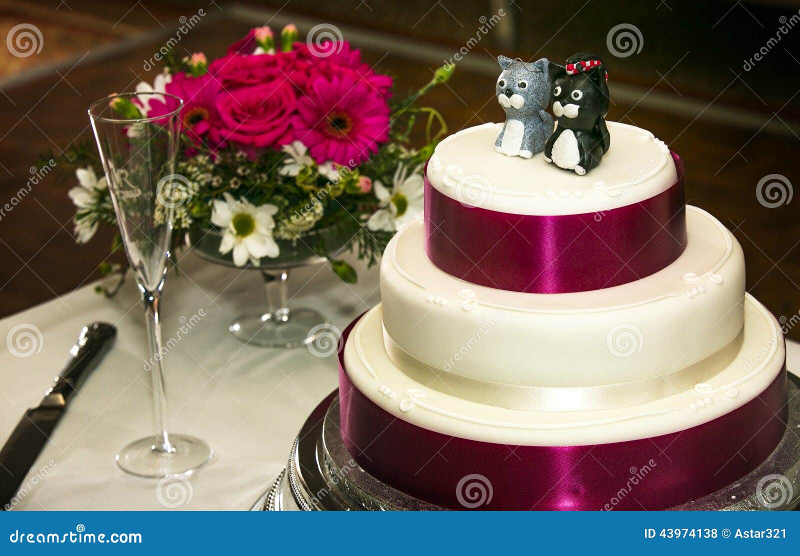 Gateau De Mariage Avec Des Hauts De Forme De Gateau De Chat Photo Stock Image Du Forme Avec Gateau De Mariage Avec Des Hauts De Forme De Gateau De Chat Photo Stock Image Du Forme Avec
