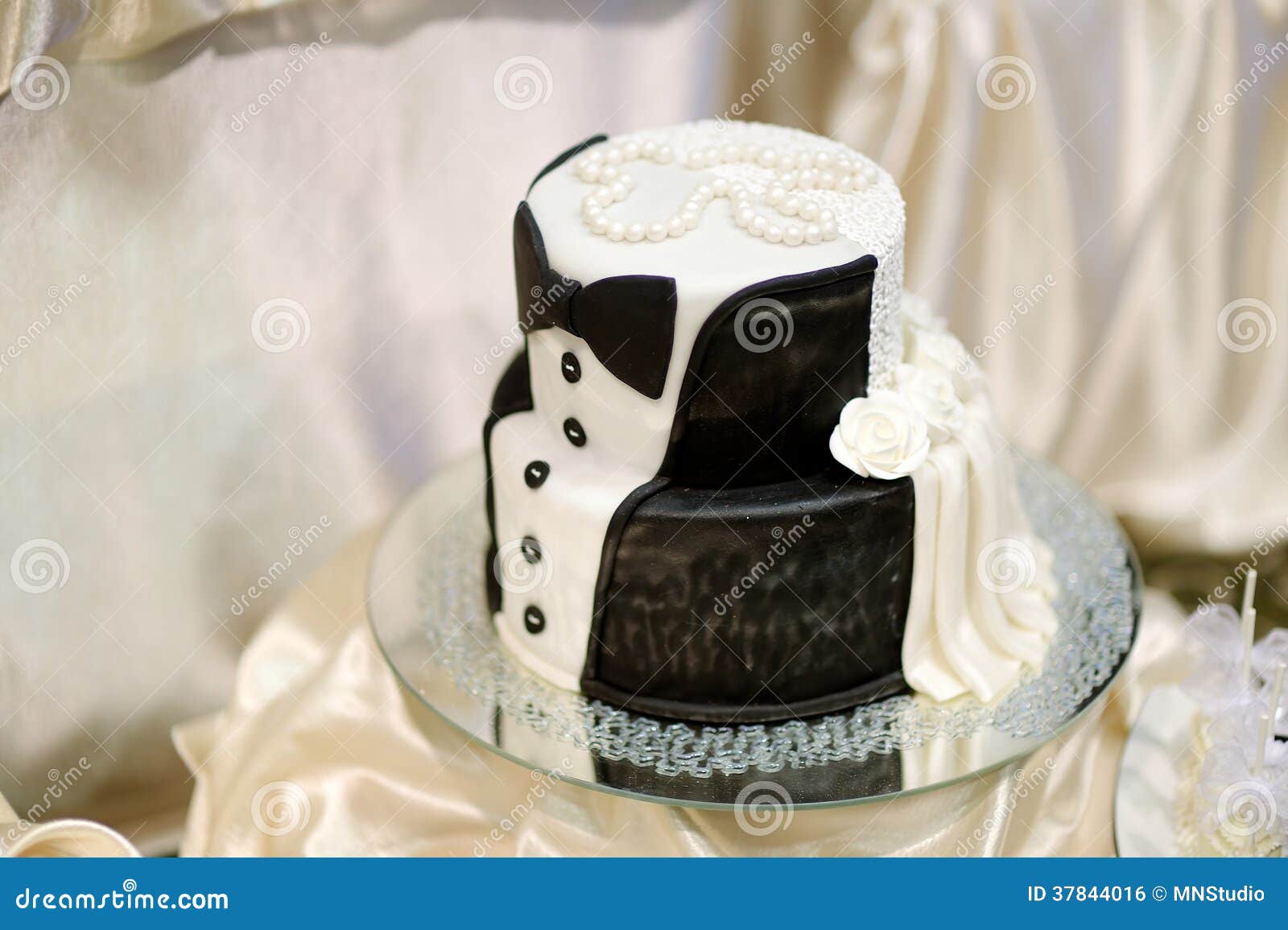 Gateau De Mariage Blanc Et Noir Photo Stock Image Du Accueil Amour