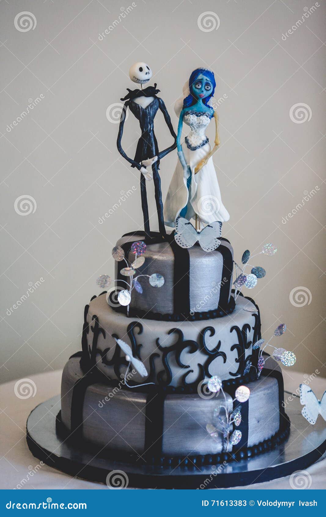 Gateau De Mariage Gothique Noir Decore Des Chiffres De Lui De La Bande Dessinee Image Stock Image Du Moderne Miroir