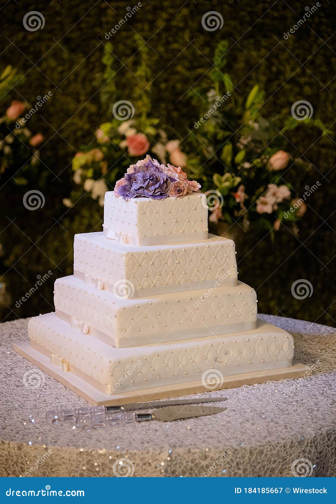 Gateau De Mariage Quatre A Etages Carre Blanc Sur Une Table Remplie De Fleurs Violettes Et Rose Buttercream Image Stock Image Du Creme Roman Gateau De Mariage Quatre A Etages Carre Blanc Sur Une Table Remplie De Fleurs Violettes Et Rose Buttercream Image Stock Image Du Creme Roman