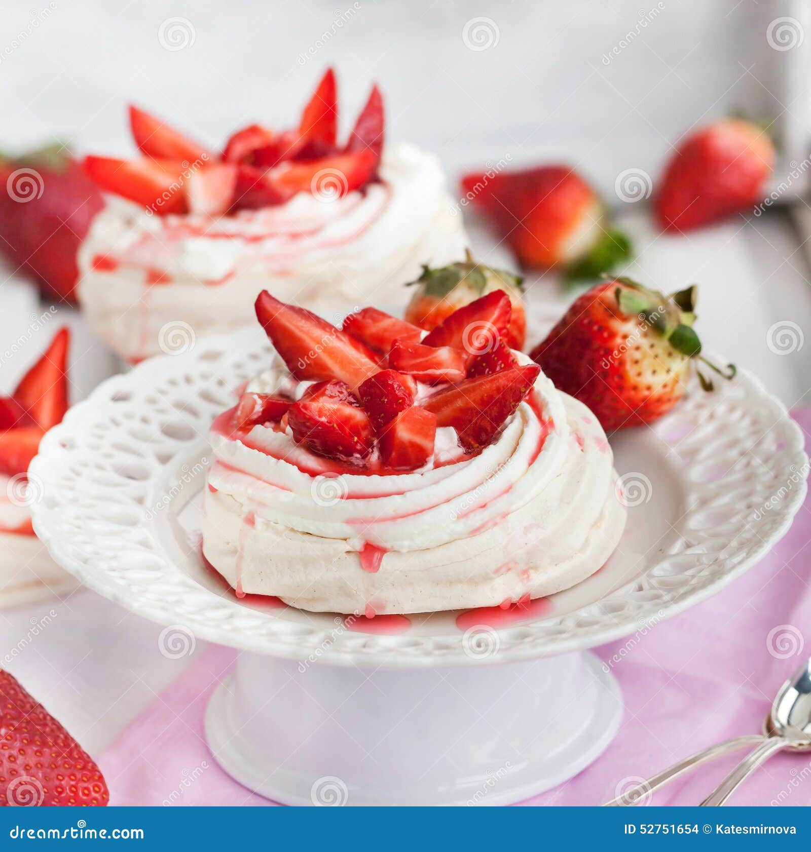 Gateau De Meringue De Vacherin Decore De La Fraise Fraiche Photo Stock Image Du Nourriture Vivacite Gateau De Meringue De Vacherin Decore De La Fraise Fraiche Photo Stock Image Du Nourriture Vivacite