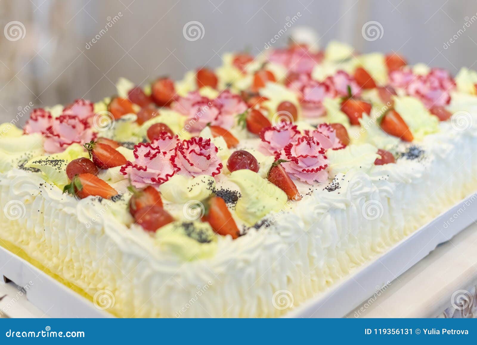Gateau De Meringue De Fraise Sur Une Table Sur Le Fond Gris Durcissez Avec Des Fruits Foyer Selectif Gateau De Creme Et De Yaourt Image Stock Image Du Bleu Decoration Gateau De Meringue De Fraise Sur Une Table Sur Le Fond Gris Durcissez Avec Des Fruits Foyer Selectif Gateau De Creme Et De Yaourt Image Stock Image Du Bleu Decoration