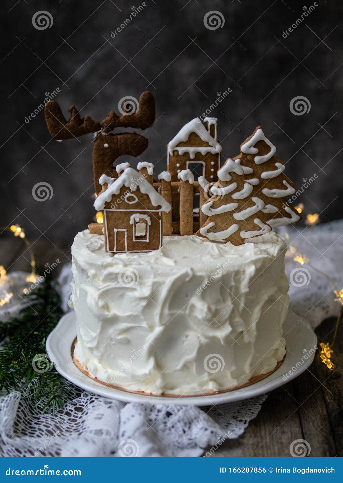 Gateau De Noel Aux Decorations En Pain D Epices Biscuits En Forme De Maisons Et D Arbres Enneiges Orignaux Noel Nouvel An Photo Stock Image Du Decoratif Cuit