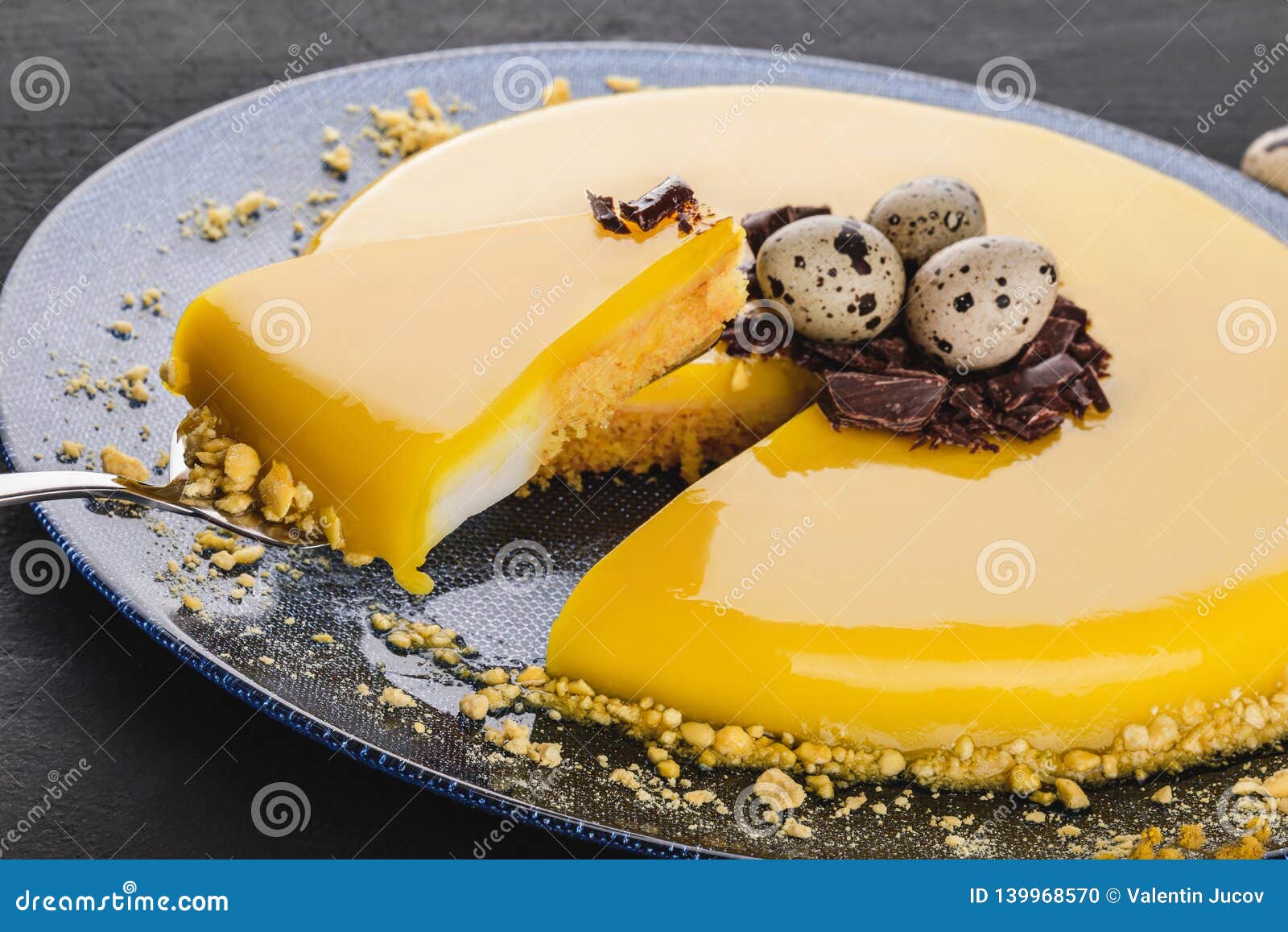 Gateau De Paques Avec Le Lustre Jaune De Miroir Chocolat Fleurs De Ressort Oeufs De Caille Sur Le Fond En Pierre Fonce Celebra Photo Stock Image Du Festive Bake Gateau De Paques Avec Le Lustre Jaune De Miroir Chocolat Fleurs De Ressort Oeufs De Caille Sur Le Fond En Pierre Fonce Celebra Photo Stock Image Du Festive Bake