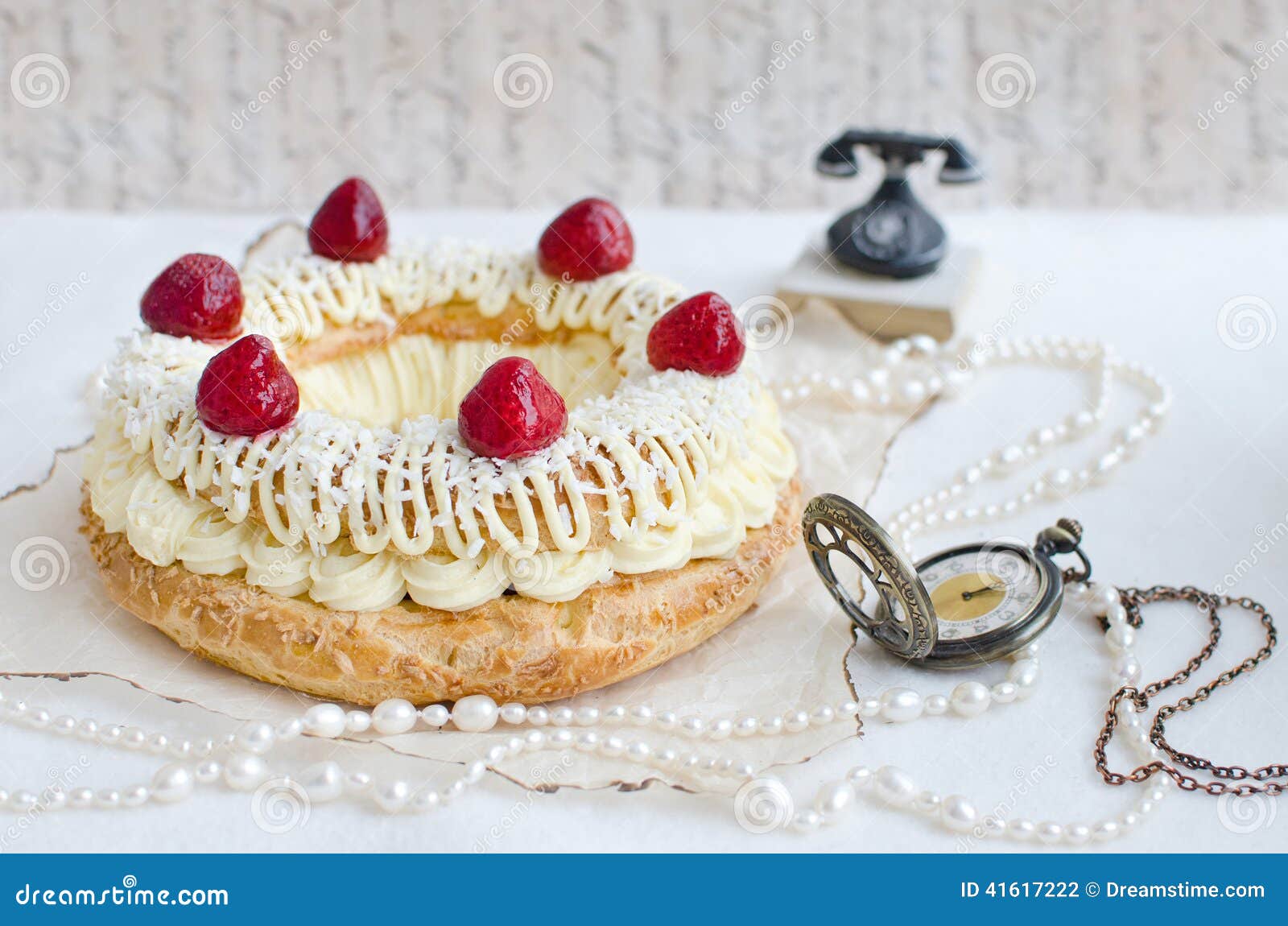 Gateau De Paris Brest Avec Des Fraises Photo Stock Image Du Morceau Antiquite Gateau De Paris Brest Avec Des Fraises Photo Stock Image Du Morceau Antiquite