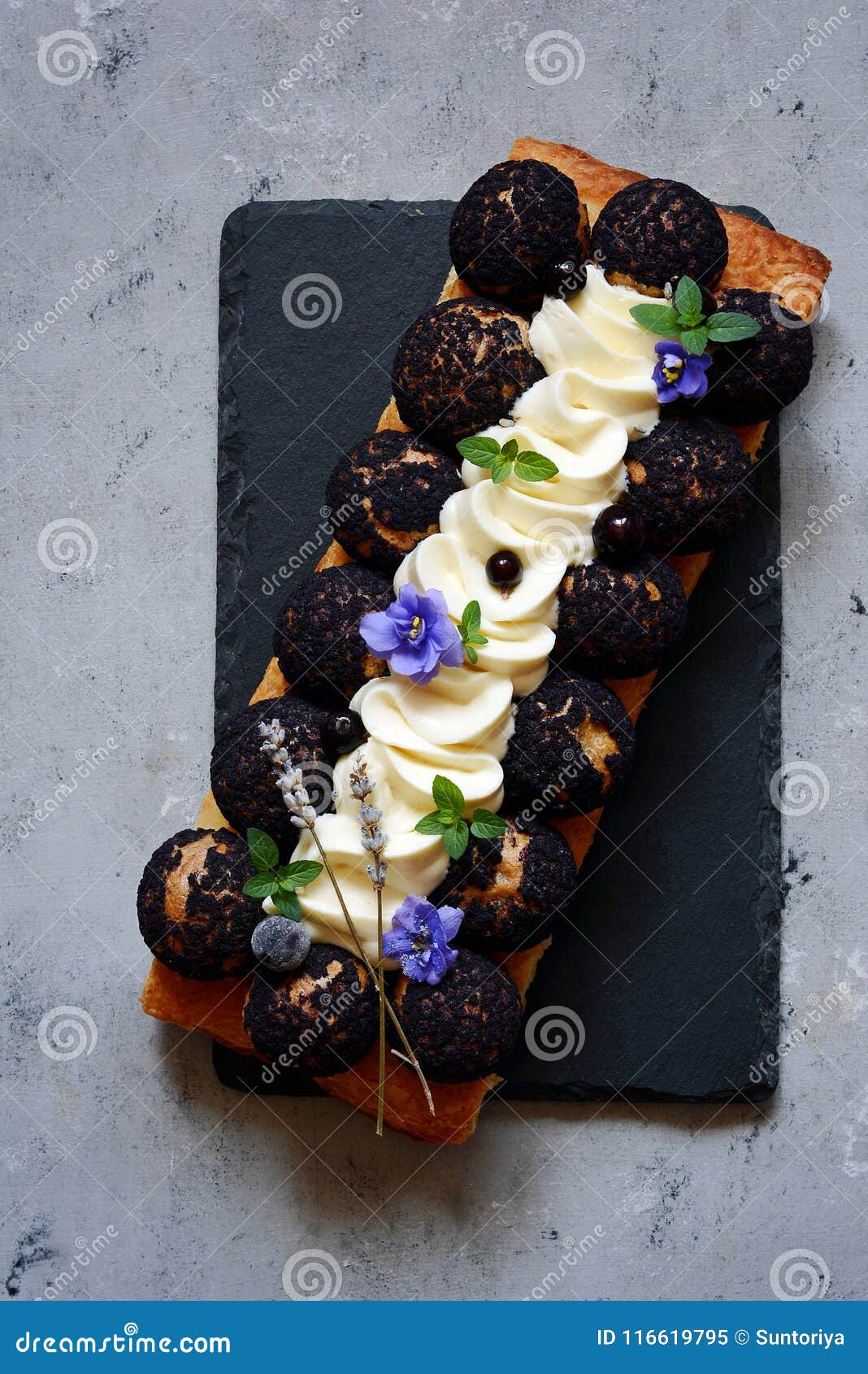 Gateau De Saint Onore De La Pate Feuilletee Des Profiteroles De La Creme De Groseille Et De La Creme Fouettee Dessert Francais Image Stock Image Du Dessert Noir Gateau De Saint Onore De La Pate Feuilletee Des Profiteroles De La Creme De Groseille Et De La Creme Fouettee Dessert Francais Image Stock Image Du Dessert Noir
