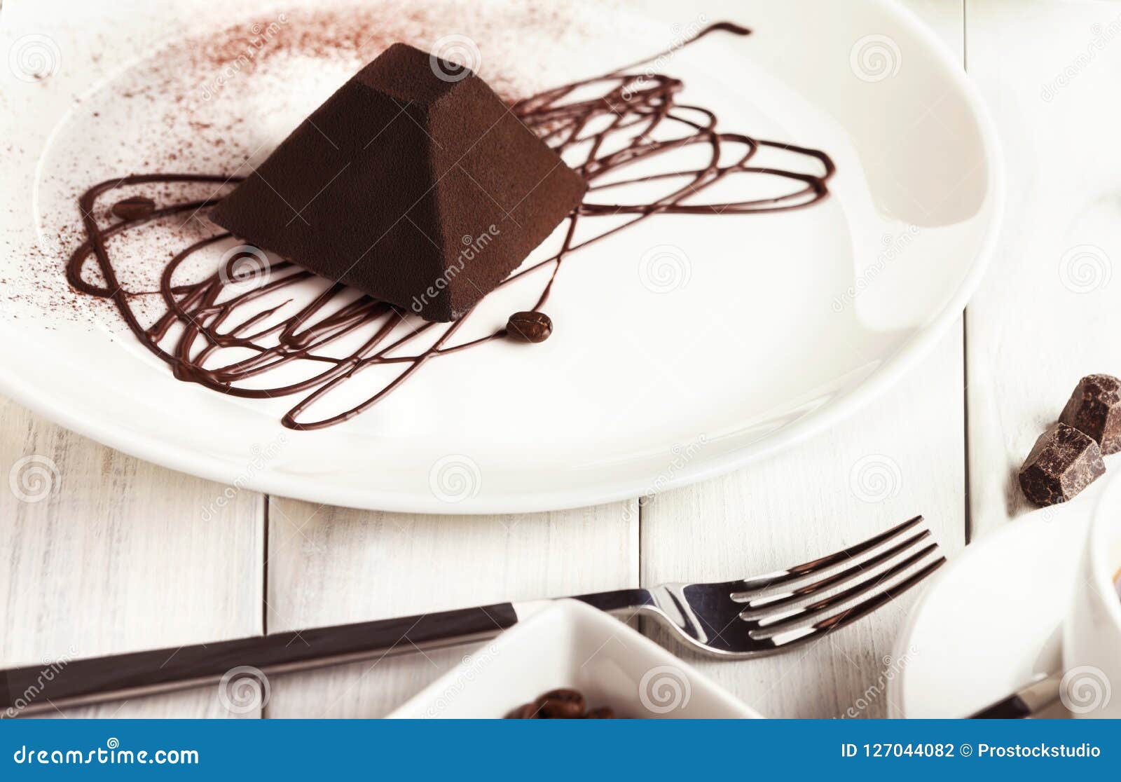 Gateau De Truffe De Chocolat Dans La Forme De Pyramide Photo Stock Image Du Morceau Boulangerie Gateau De Truffe De Chocolat Dans La Forme De Pyramide Photo Stock Image Du Morceau Boulangerie