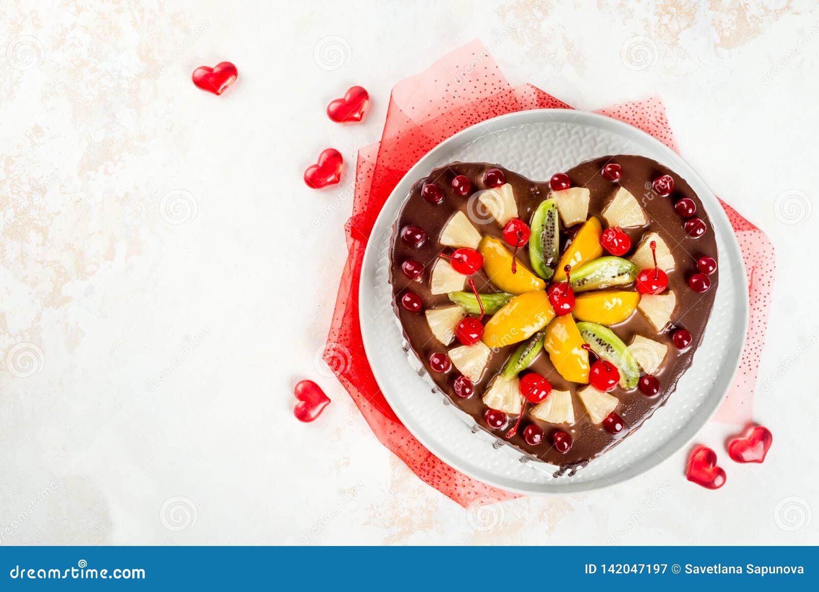 Gateau En Forme De Coeur Avec Des Baies Et Des Fruits D Un Plat Image Stock Image Du Isolement Heureux Gateau En Forme De Coeur Avec Des Baies Et Des Fruits D Un Plat Image Stock Image Du Isolement Heureux