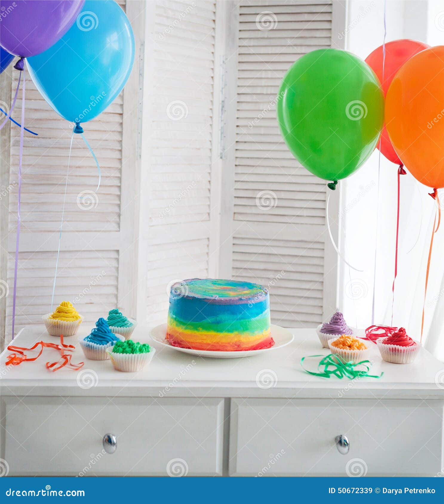 Gateau Et Petits Gateaux D Arc En Ciel Sur La Fete D Anniversaire Image Stock Image Du Fete Ciel Gateau Et Petits Gateaux D Arc En Ciel Sur La Fete D Anniversaire Image Stock Image Du Fete Ciel