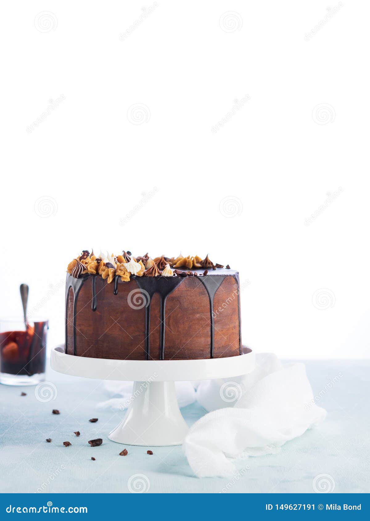 Gateau Facile D Egouttement D Anniversaire Avec Le Ganache Fondu De Chocolat Avec Le Decor De Partie Sur Un Fond Blanc Copiez L E Image Stock Image Du Frais Espace Gateau Facile D Egouttement D Anniversaire Avec Le Ganache Fondu De Chocolat Avec Le Decor De Partie Sur Un Fond Blanc Copiez L E Image Stock Image Du Frais Espace