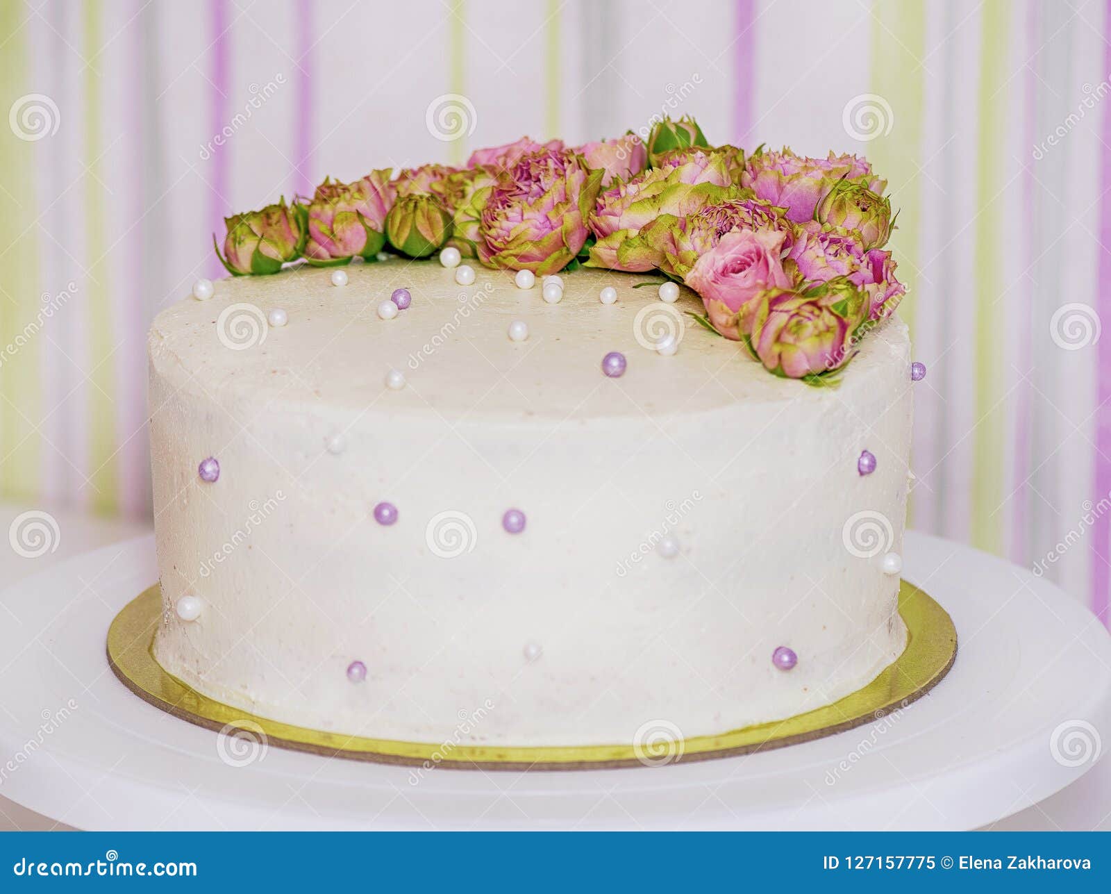 Gateau Fait Main Faible En Calories Decore Des Roses De Fleurs Fraiches Image Stock Image Du Cascade Coupeur Gateau Fait Main Faible En Calories Decore Des Roses De Fleurs Fraiches Image Stock Image Du Cascade Coupeur