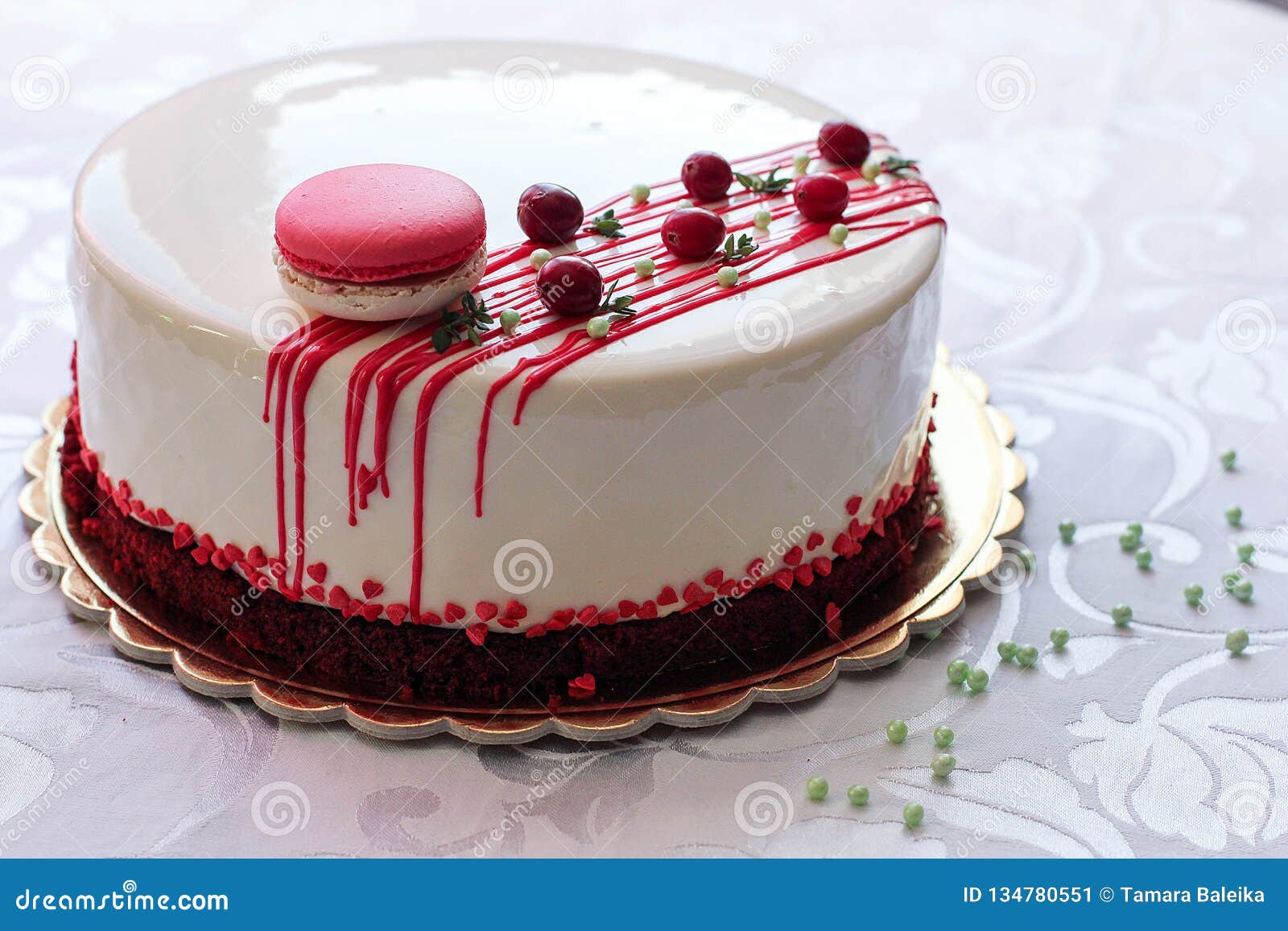 Gateau Fait Maison Blanc Savoureux Decore Par Les Baies Et Le Macaron Rouges Image Stock Image Du Fond Cuit Gateau Fait Maison Blanc Savoureux Decore Par Les Baies Et Le Macaron Rouges Image Stock Image Du Fond Cuit