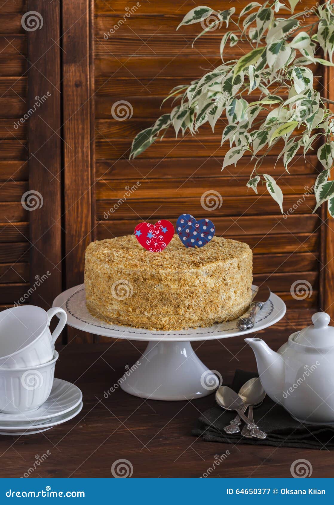 Gâteau Fait Maison Sur Un Support En Céramique Pour Le Gâteau