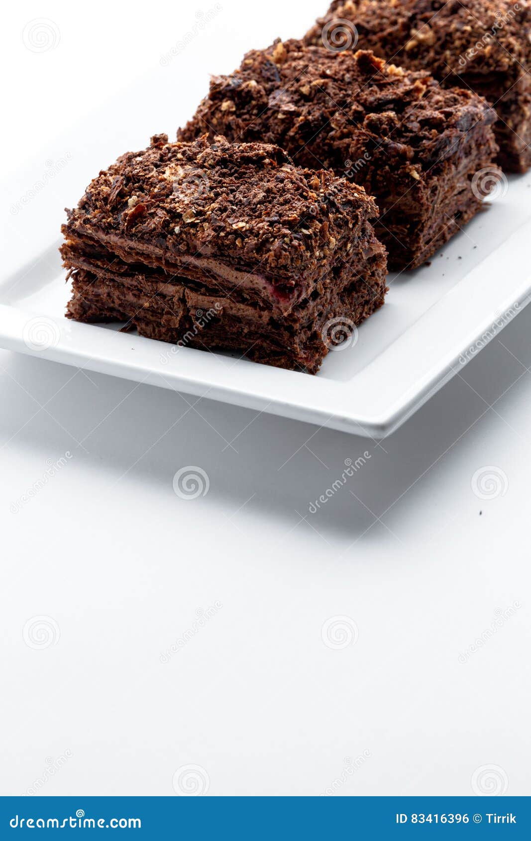 Gateau Francais De Napoleon De Chocolat De La Pate Feuilletee Avec La Creme Sure Sur Un Plan Rapproche Blanc De Plat Dessert Nutr Photo Stock Image Du Fond Milieux
