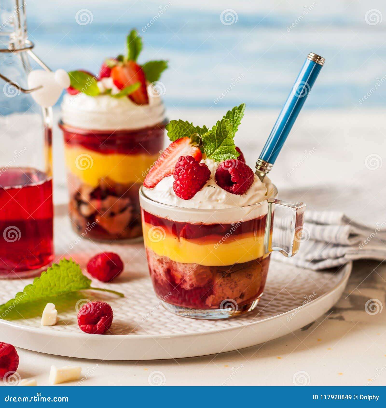 Gateau Gelee Et Berry Individual Trifles De Fruit Image Stock Image Du Dessert Anglais