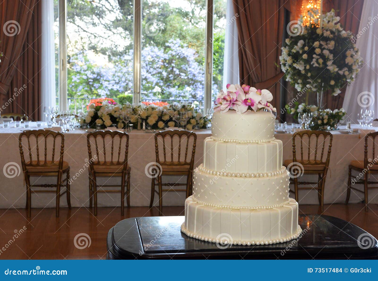 Gateau Glace Par Mariage Avec Les Perles Et Les Fleurs Blanches Celebration D Amour Photo Stock Image Du Nourriture Coupure