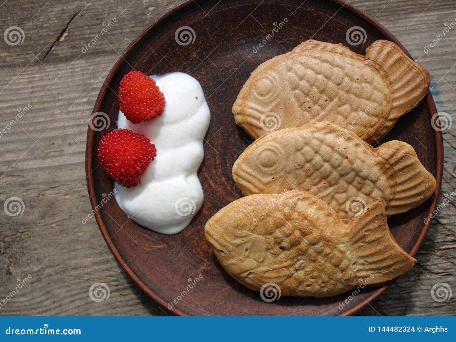 Gateau Japonais De Forme De Poissons D Un Plat D Argile Photo Stock Image Du Argile Poissons Gateau Japonais De Forme De Poissons D Un Plat D Argile Photo Stock Image Du Argile Poissons
