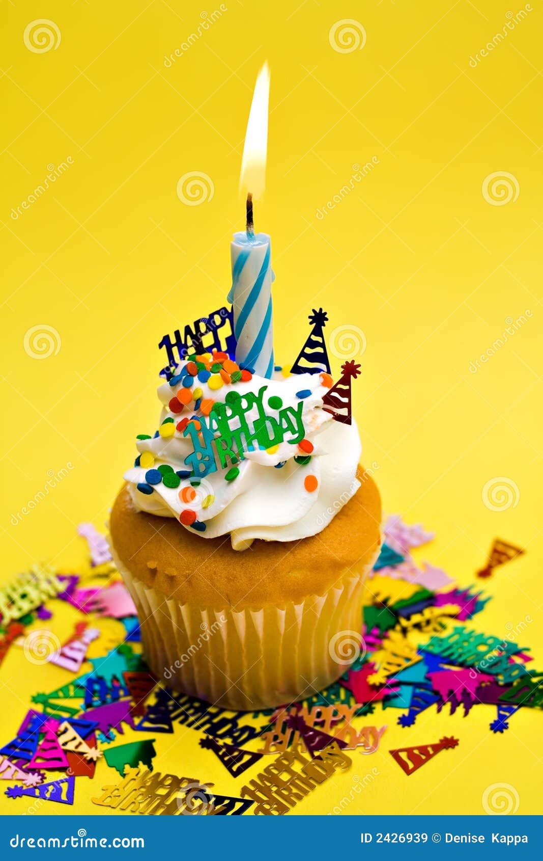 Gateau Jaune D Anniversaire Image Stock Image Du Bougie Scintillement Gateau Jaune D Anniversaire Image Stock Image Du Bougie Scintillement