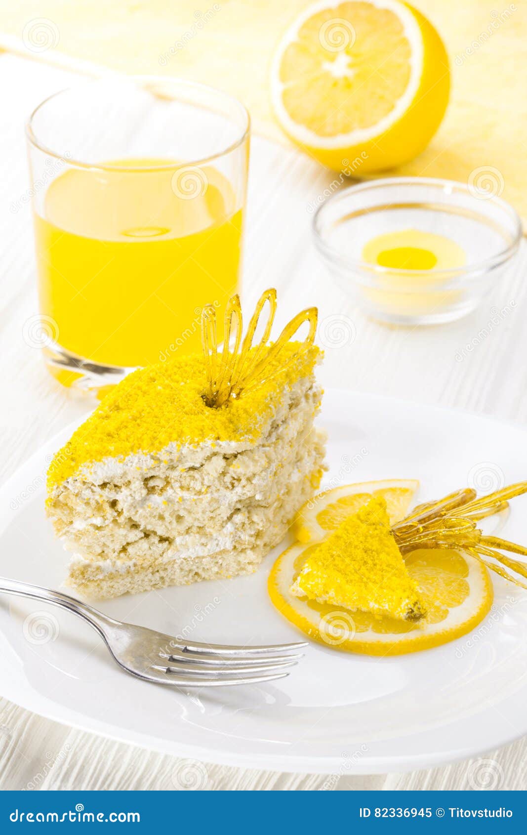 Gateau Jaune De Citron Avec La Proteine Creme Avec Le Decor Sur Une Table En Bois Blanche Image Stock Image Du Gateau Table Gateau Jaune De Citron Avec La Proteine Creme Avec Le Decor Sur Une Table En Bois Blanche Image Stock Image Du Gateau Table