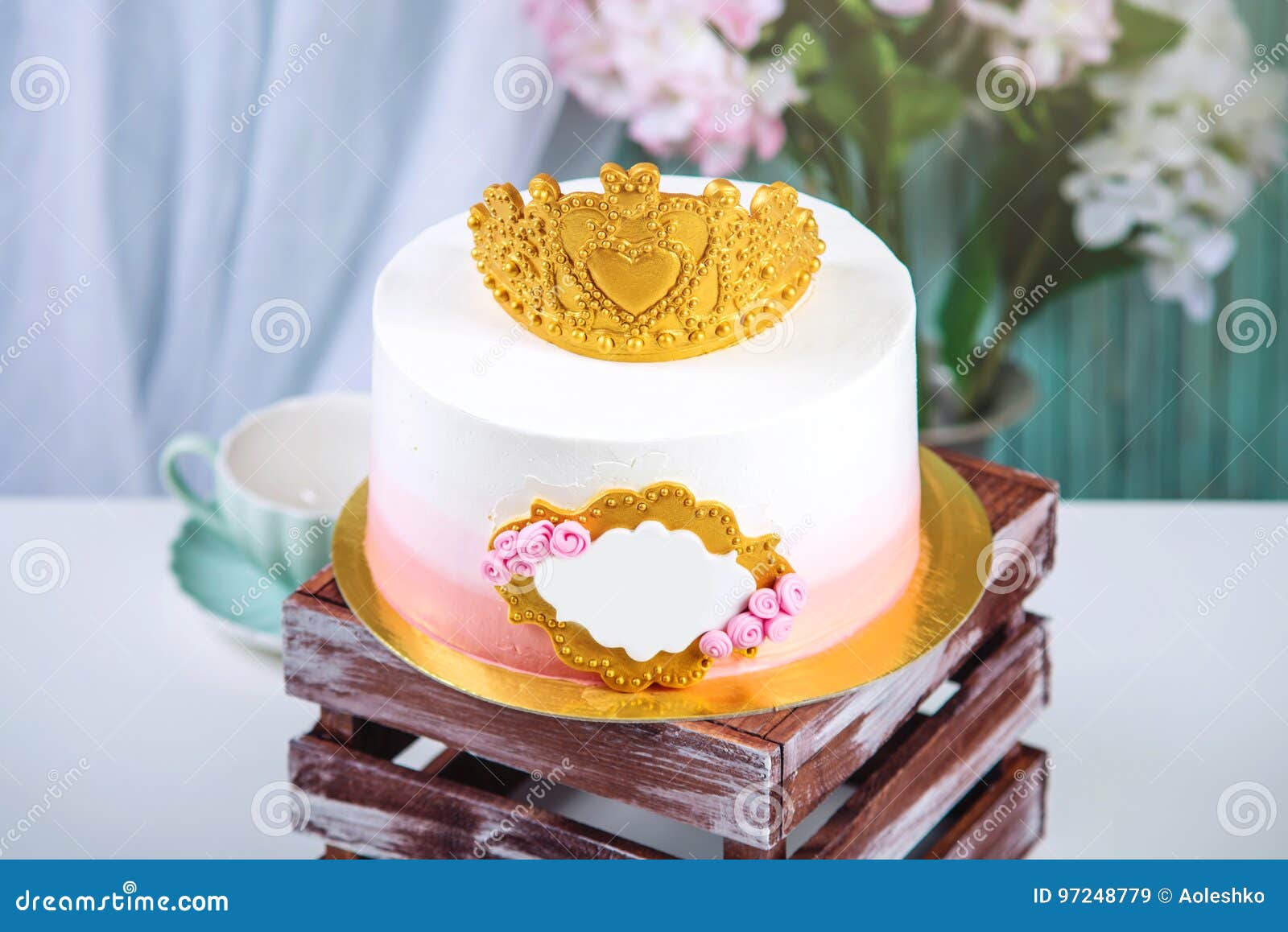 Gateau Mignon Avec Une Couronne D Or Sur La Table Avec Des Tasses A L Anniversaire Pour Une Princesse Image Stock Image Du Tasses Anniversaire Gateau Mignon Avec Une Couronne D Or Sur La Table Avec Des Tasses A L Anniversaire Pour Une Princesse Image Stock Image Du Tasses Anniversaire