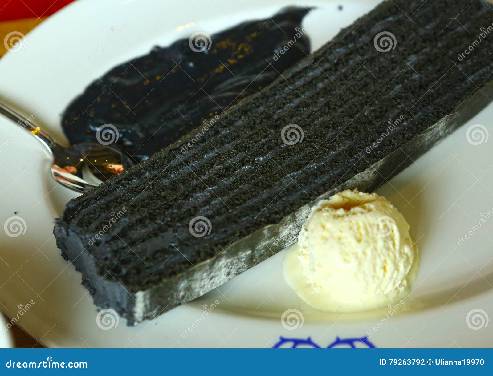 Gateau Noir Servi Avec La Boule De Glace De Vanille Photo Stock Image Du Personne Dessert Gateau Noir Servi Avec La Boule De Glace De Vanille Photo Stock Image Du Personne Dessert