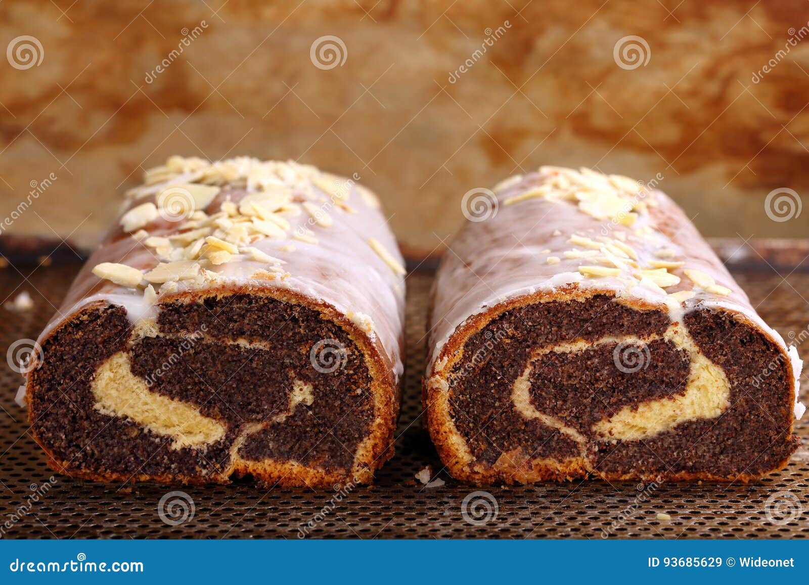Gateau Polonais Traditionnel De Pavot De Paques Avec Le Glacage Et Les Amandes Image Stock Image Du Pavot Amour Gateau Polonais Traditionnel De Pavot De Paques Avec Le Glacage Et Les Amandes Image Stock Image Du Pavot Amour