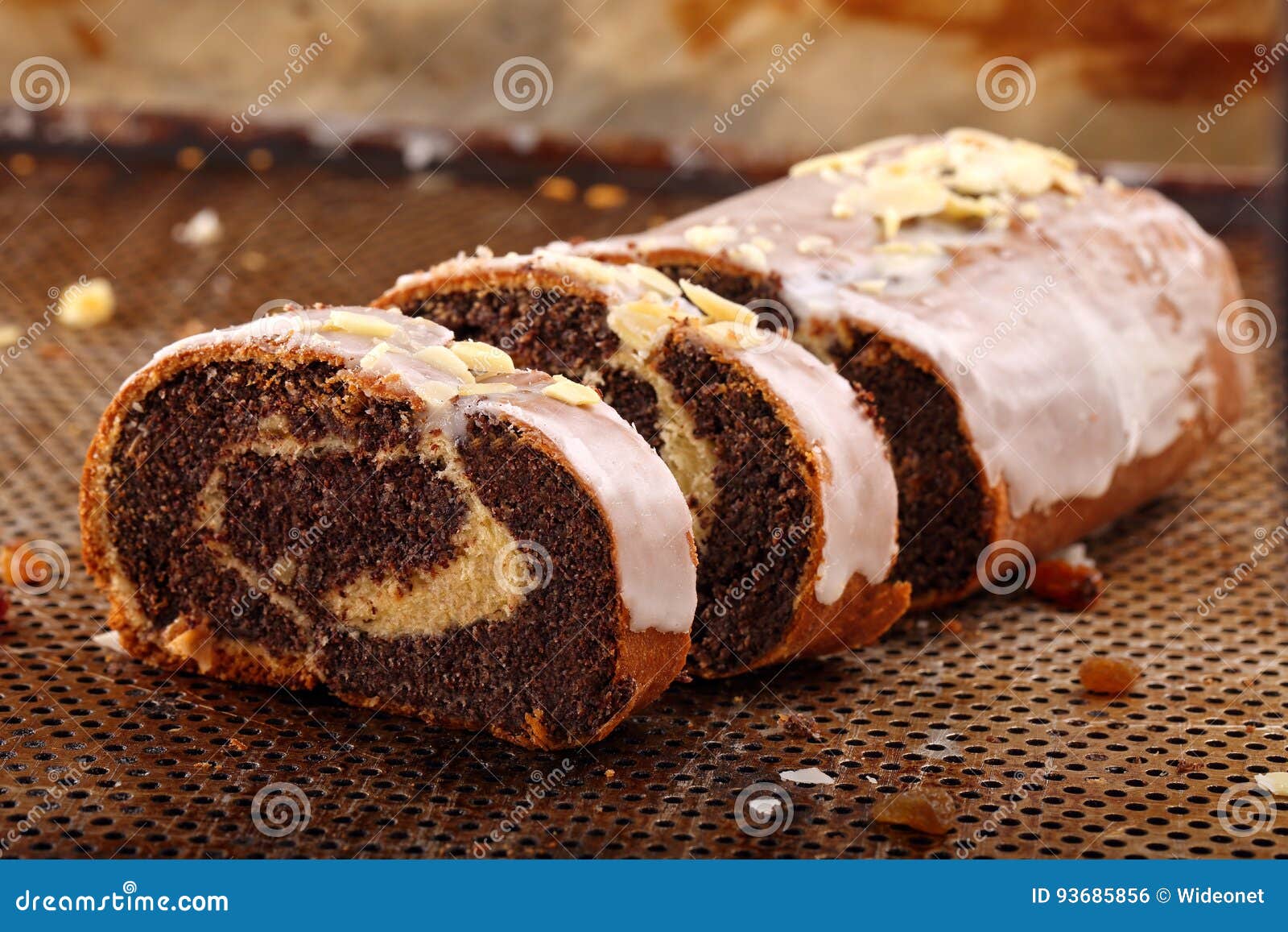 Gateau Polonais Traditionnel De Pavot De Paques Avec Le Glacage Et Les Amandes Photo Stock Image Du Chocolat Brun Gateau Polonais Traditionnel De Pavot De Paques Avec Le Glacage Et Les Amandes Photo Stock Image Du Chocolat Brun