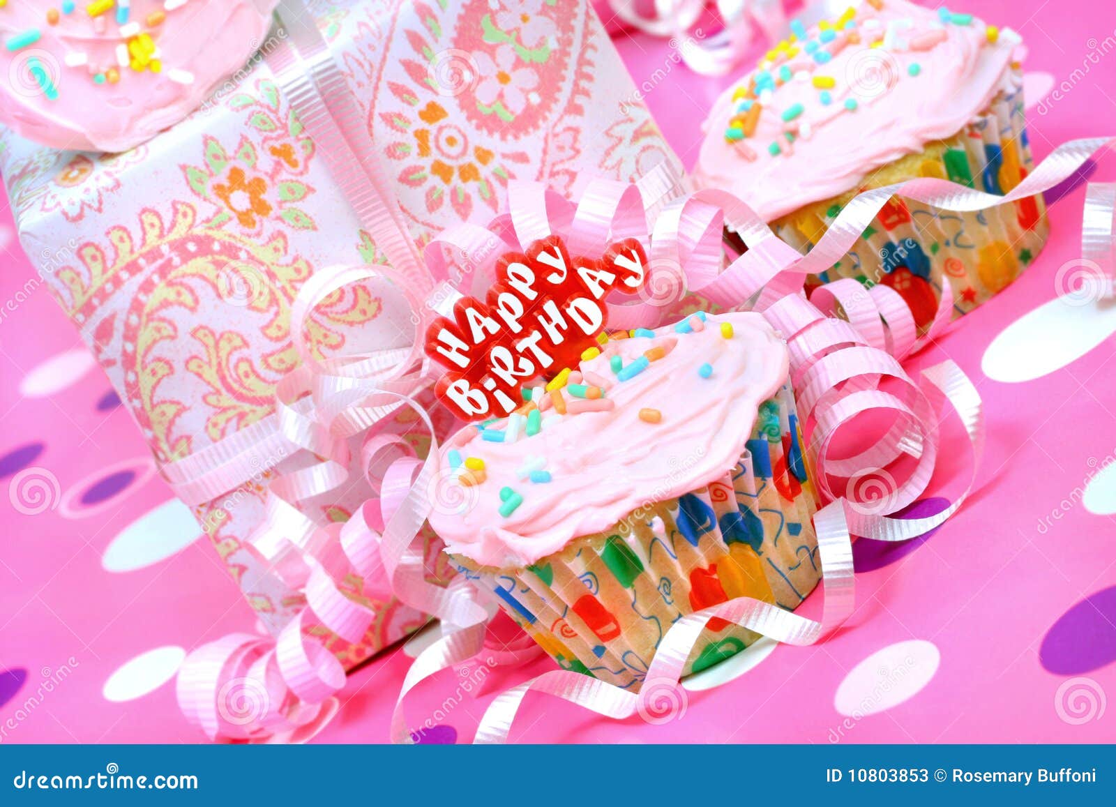 Gateau Rose De Fete D Anniversaire Avec Le Cadeau Image Stock Image Du Fete Rose Gateau Rose De Fete D Anniversaire Avec Le Cadeau Image Stock Image Du Fete Rose