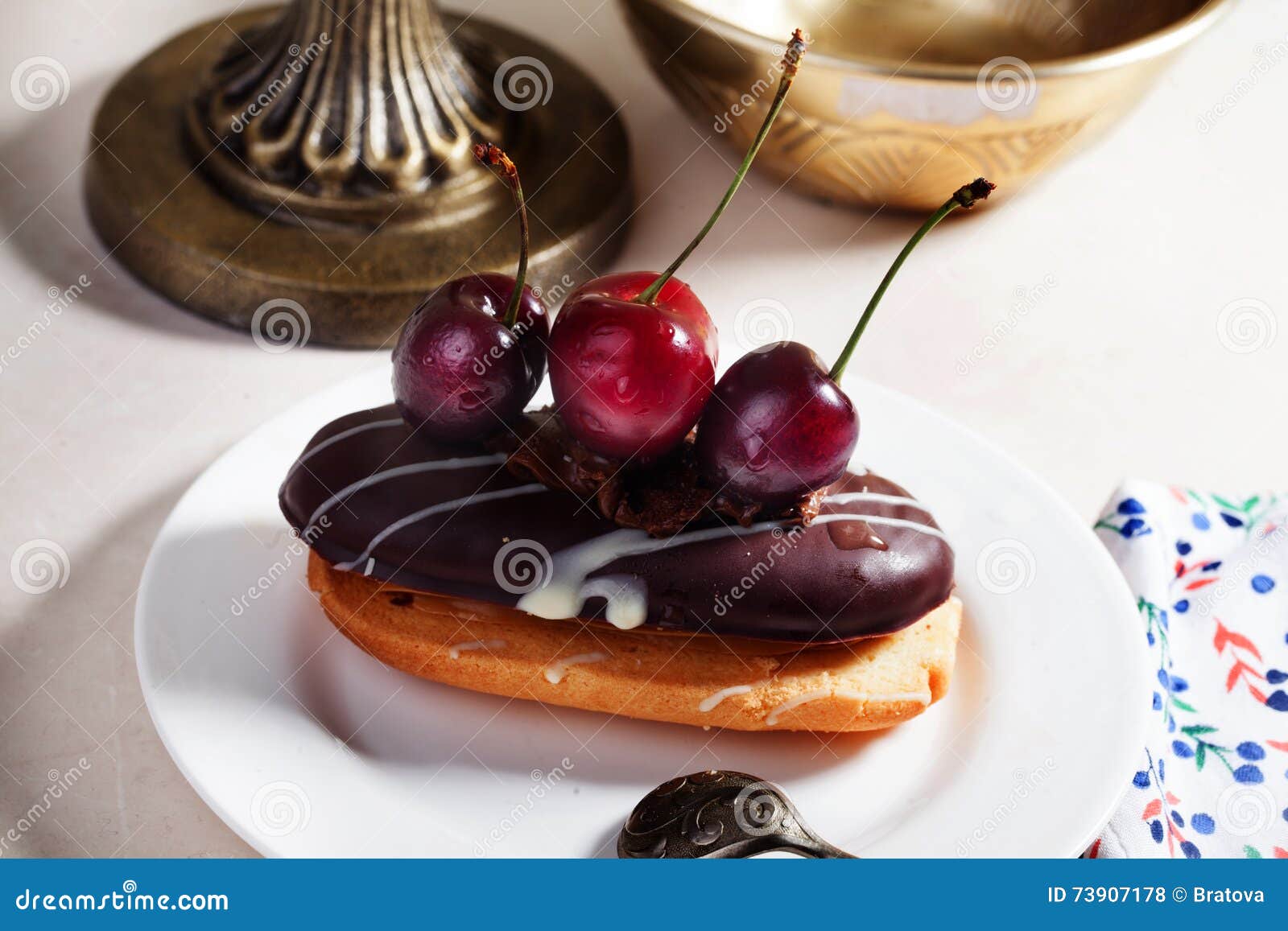Gateau Sable Avec L Eclair De Chocolat Une Cerise Photo Stock Image Du Rouge Blanc