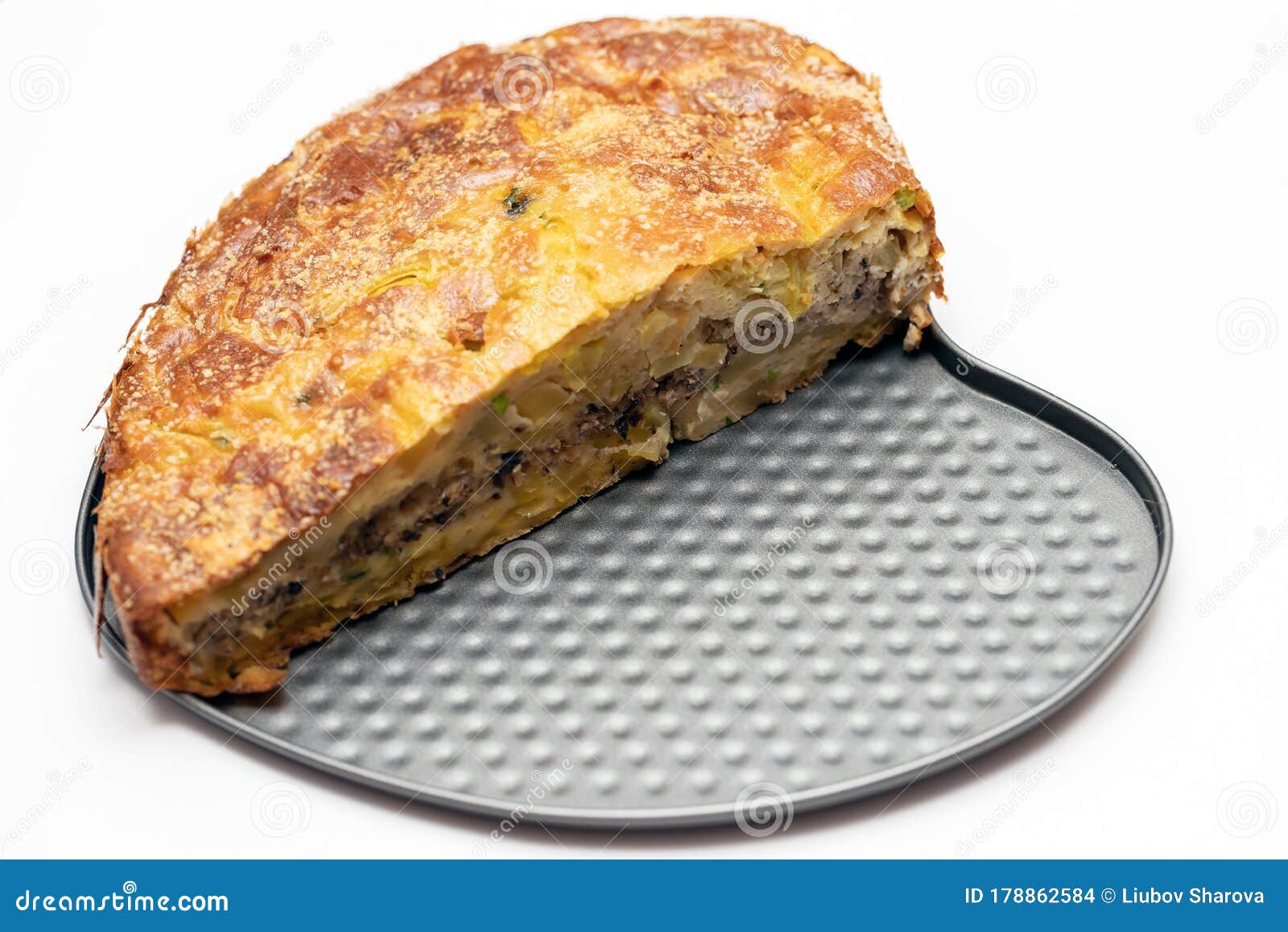 Gateau Sans Levure Fait Maison Sur Le Kephir Avec Un Chargement De Gros Plan En Conserve De Poisson Et De Pommes De Terre Photo Stock Image Du Repas Dejeuner Gateau Sans Levure Fait Maison Sur Le Kephir Avec Un Chargement De Gros Plan En Conserve De Poisson Et De Pommes De Terre Photo Stock Image Du Repas Dejeuner