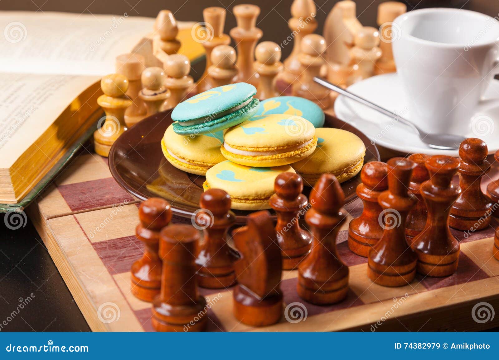 Gateau Sur L Echiquier Image Stock Image Du Fond Chocolat