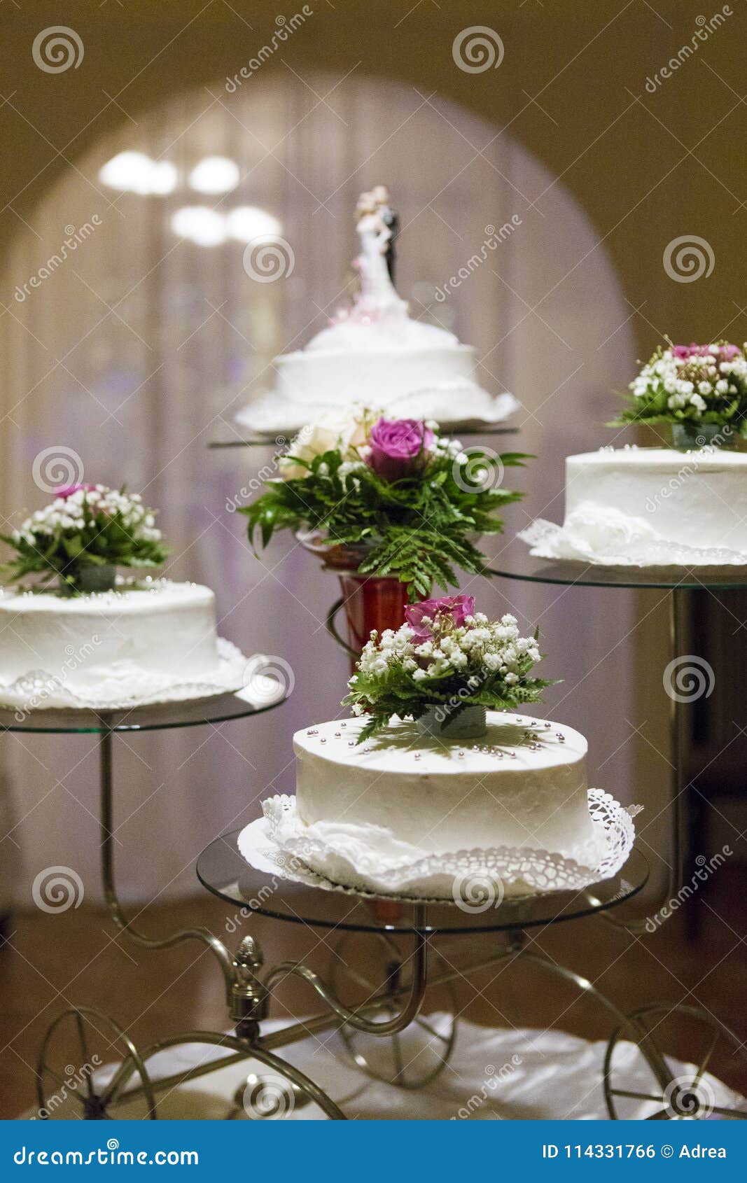 Gateaux De Mariage Multiples Sur Une Presentation De Mariage Photo Stock Image Du Plusieurs Vacances