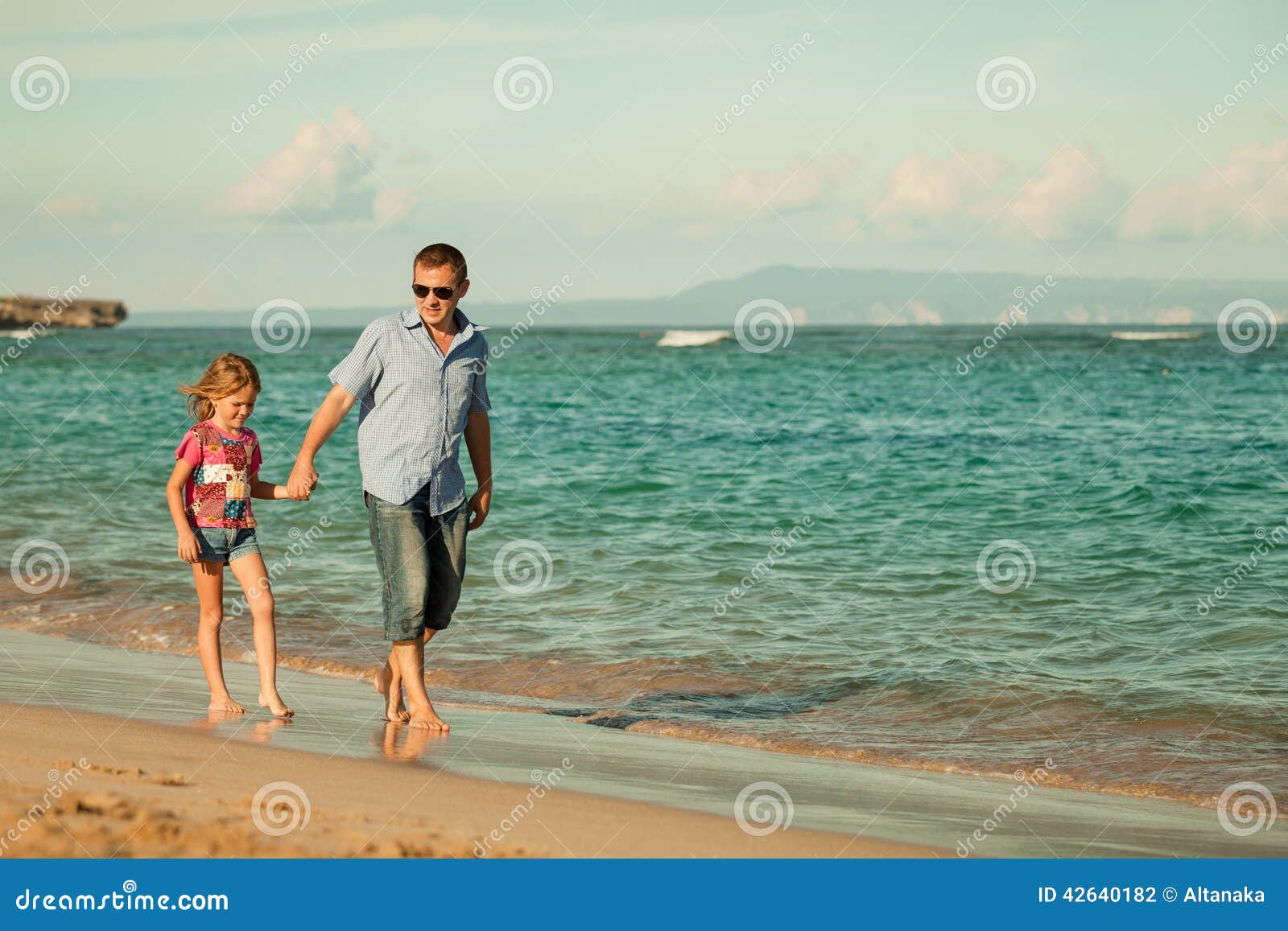 Дочка папа на пляже. Фотосессия отец и дочь на пляже. Папа с дочкой на Крымском побережье. Фото папы с дочками на пляже.