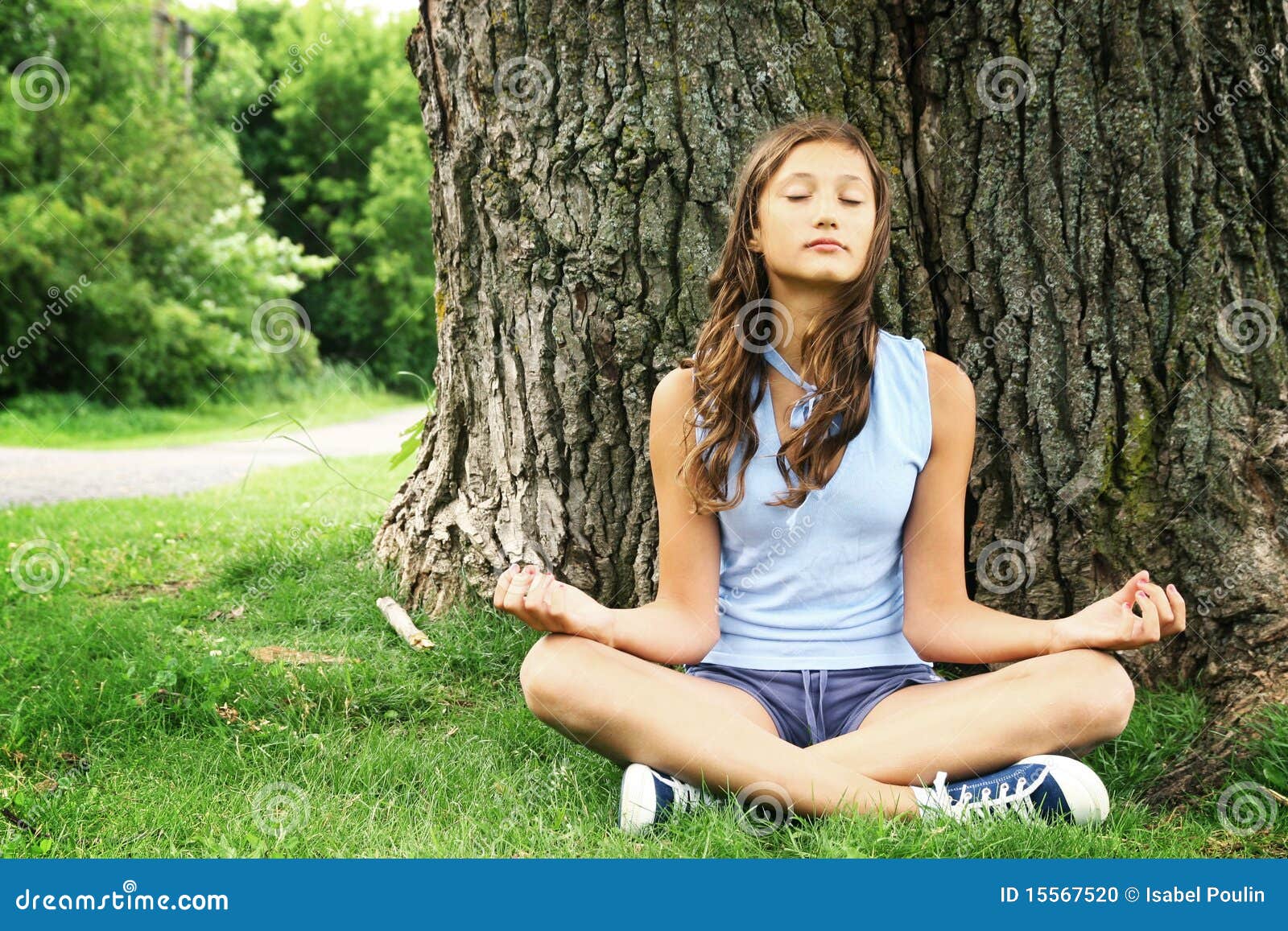 Göra teen yoga arkivfoto. Bild av nätt, natur, gest, tyst - 15567520