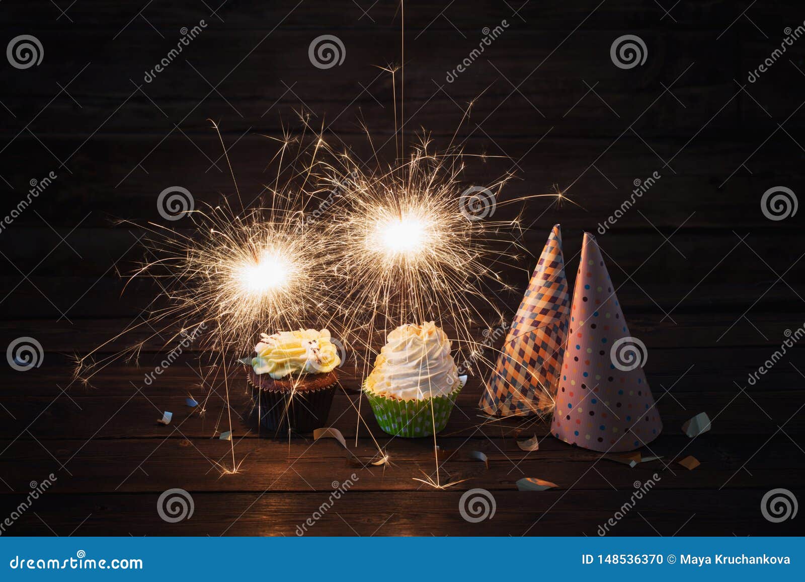 G?teau D'anniversaire Avec Le Cierge Magique Sur Le Vieux Fond En Bois  Photo stock - Image du heureux, fond: 148536370