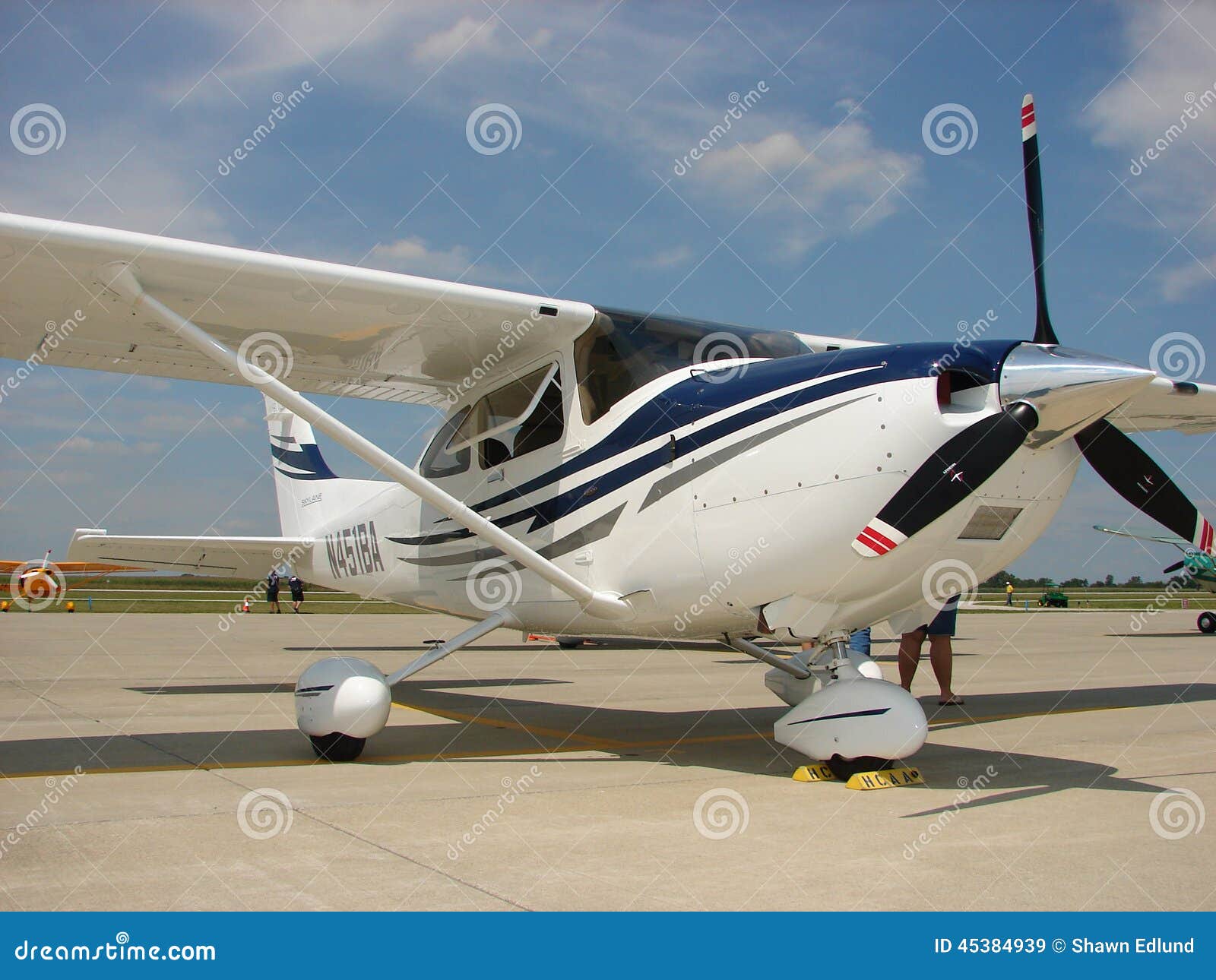 Fotografia ten piękny Nowy 2005 G1000 wyposażający Cessna 182T wziąć podczas rocznika EAA W trzyma przy Hendricks okręgu administracyjnego lotniskiem - Gordon Graham pole w Danville, Indiana