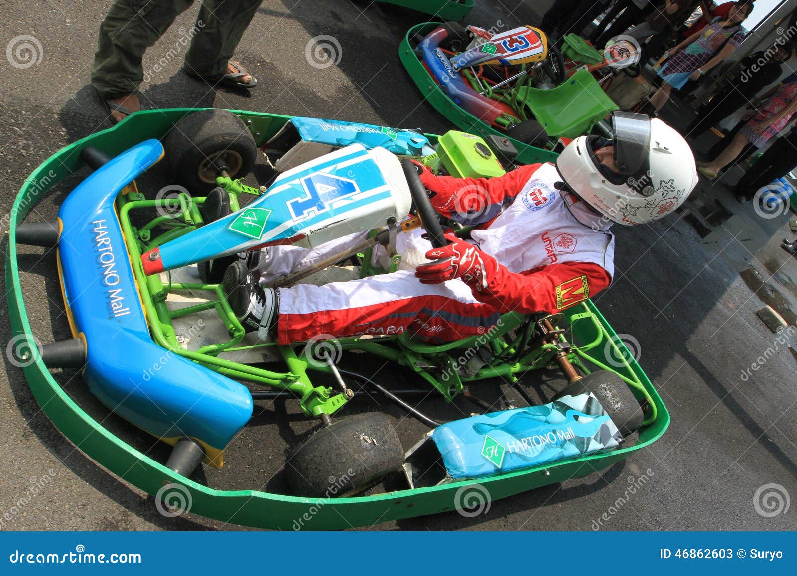 Ga kart. Praktijk kart raceauto's op de kring in Sukoharjo, Centraal Java, Indonesië