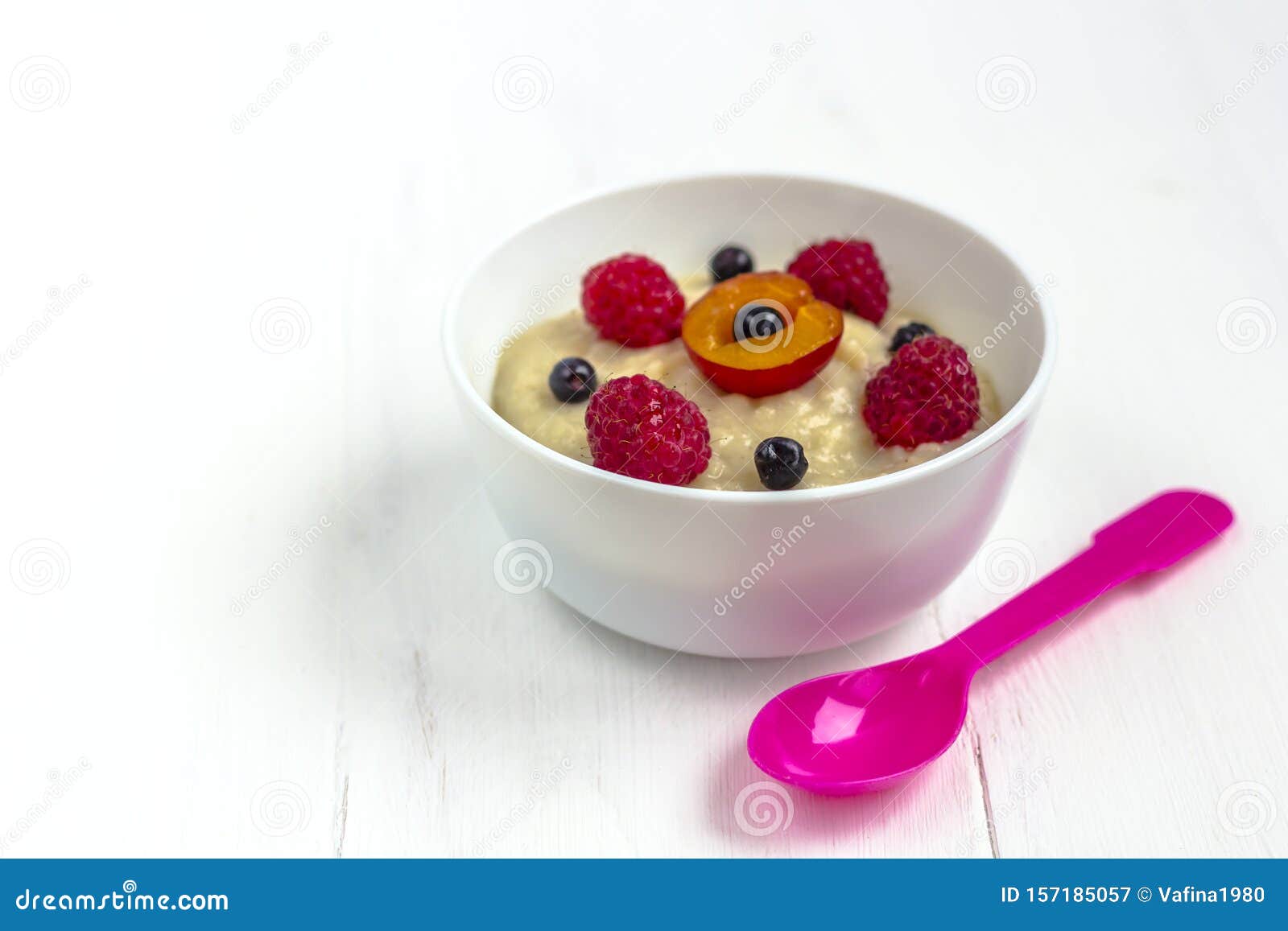 Gachas Sanas Para El Desayuno Para Los Niños. Tazón De Comida Para Bebés Sobre Un Fondo De Madera Blanca. El Concepto De Nutric Imagen de archivo - Imagen de comida, blanca: 157185057