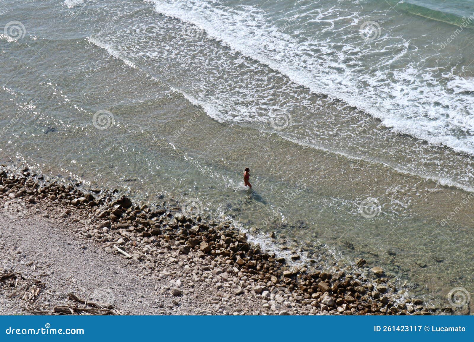 gaeta - turista solitaria sulla riva della spiaggia di sant`agostino