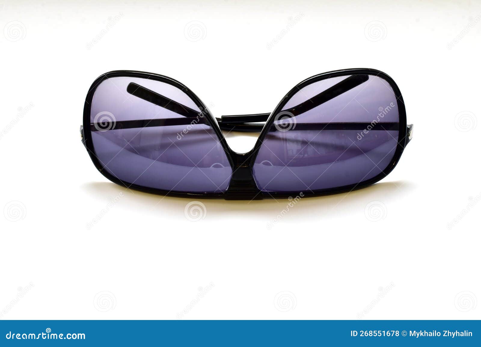 Gafas Con Gafas Oscuras Sobre Fondo Blanco. Foto de archivo - Imagen de  nuevo, ocasional: 268551678