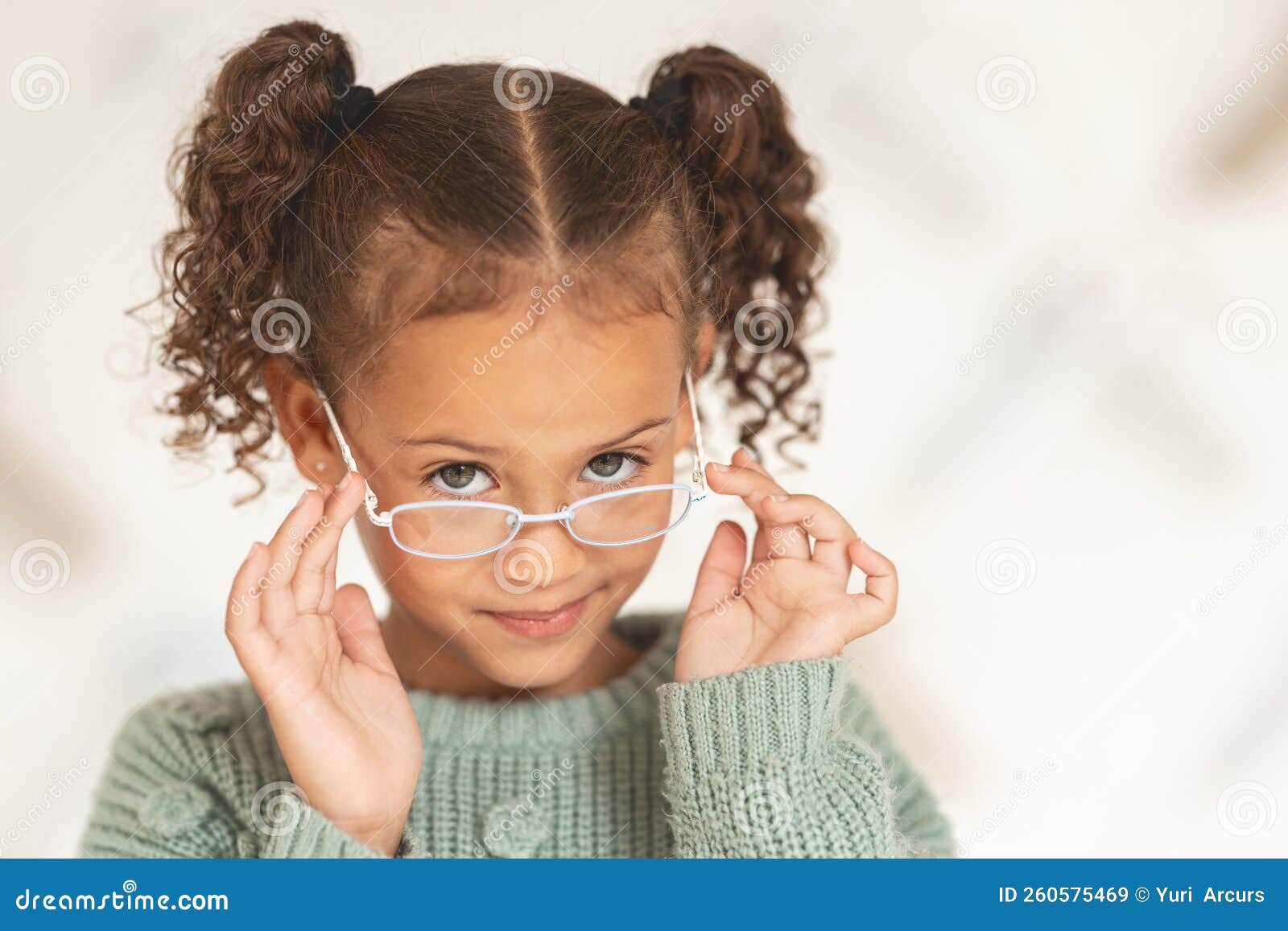 Gafas De Niña Y Retrato De Visión Con Un Niño Que Usa Anteojos En Un  Almacén De Anteojos Para Cuidado De Los Ojos. Optometría Imagen de archivo  - Imagen de cabritos, feliz:
